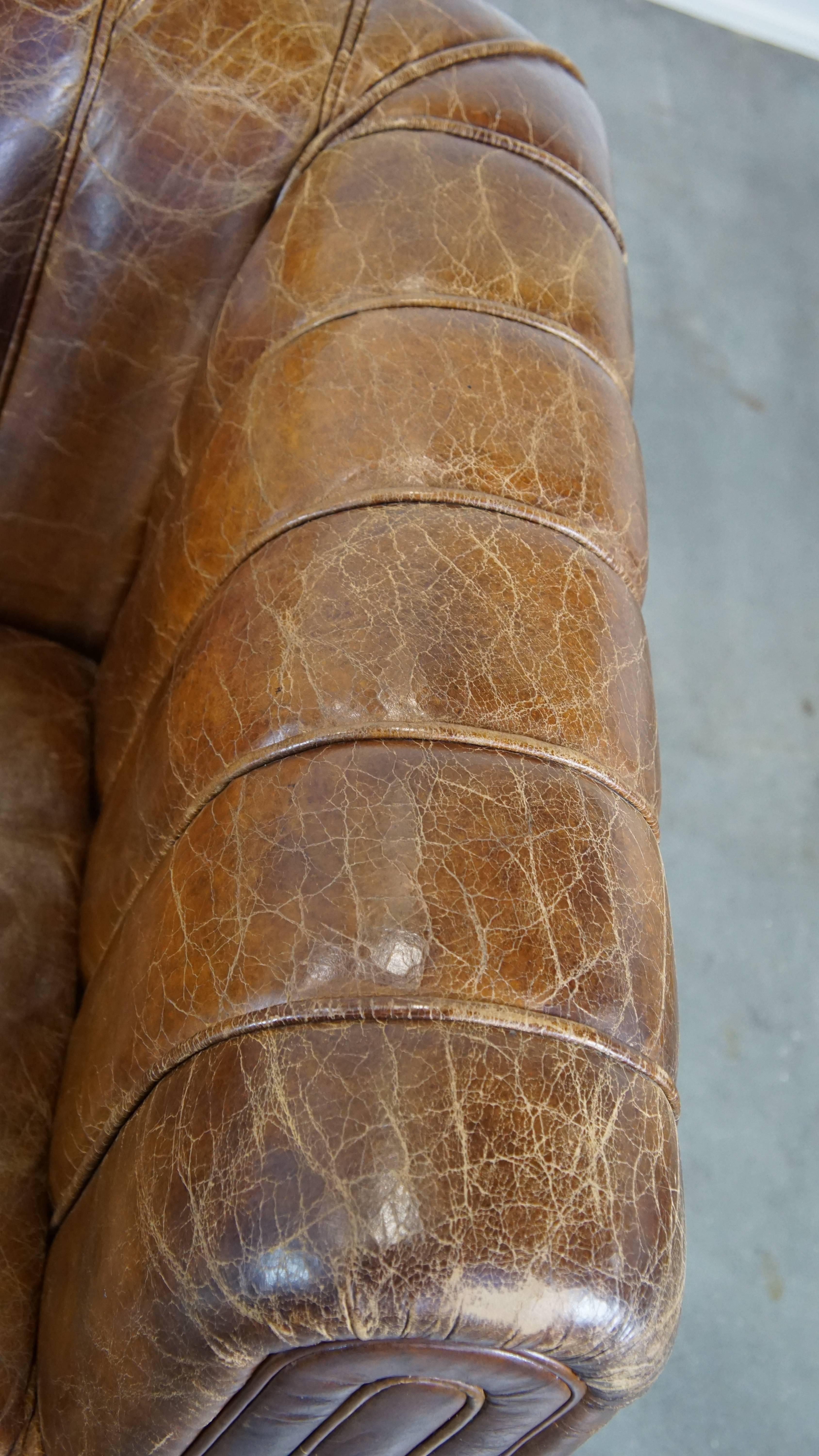 Divano di design a 2 posti in pelle di vacchetta color cognac, rifinito con profili in vendita 1