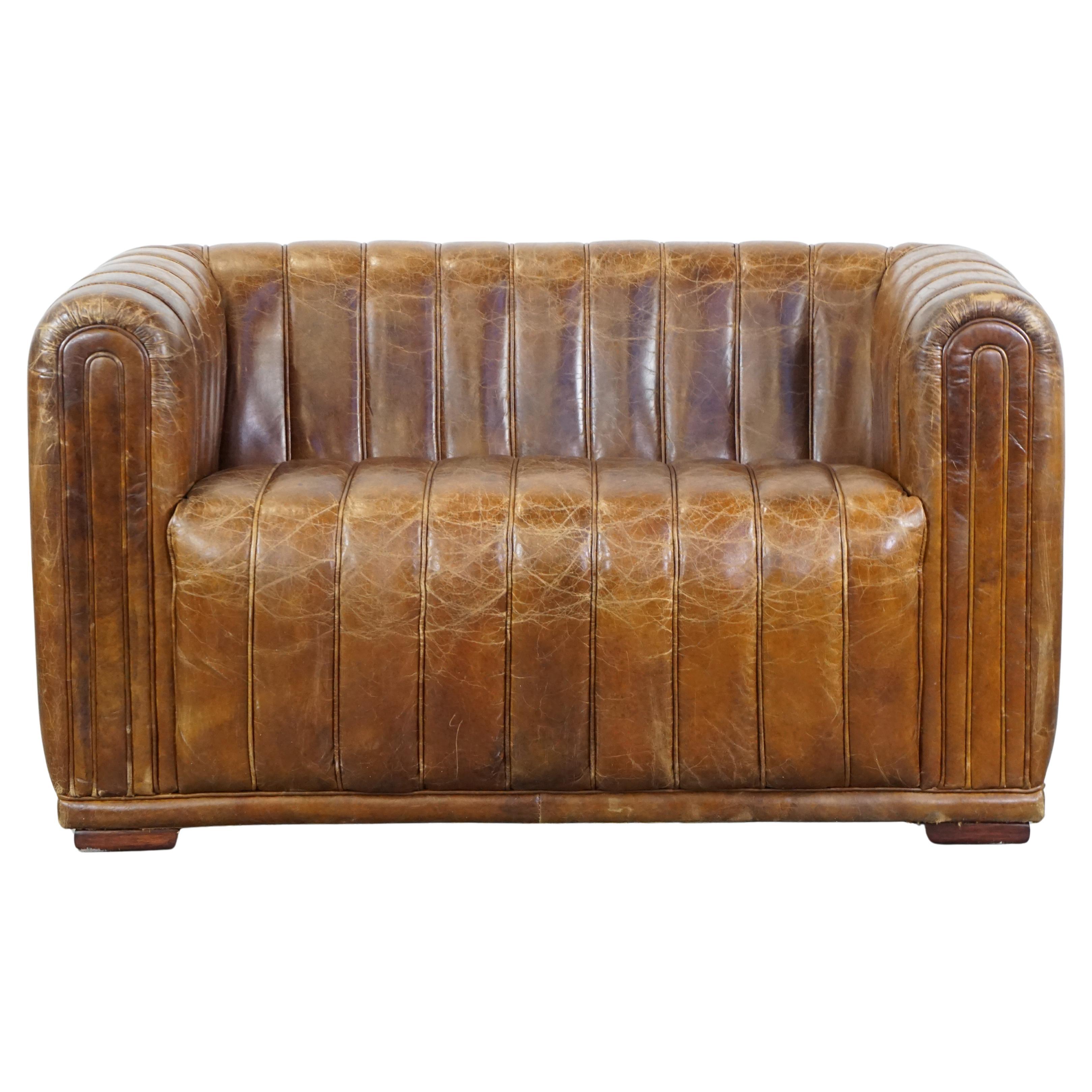 Divano di design a 2 posti in pelle di vacchetta color cognac, rifinito con profili in vendita