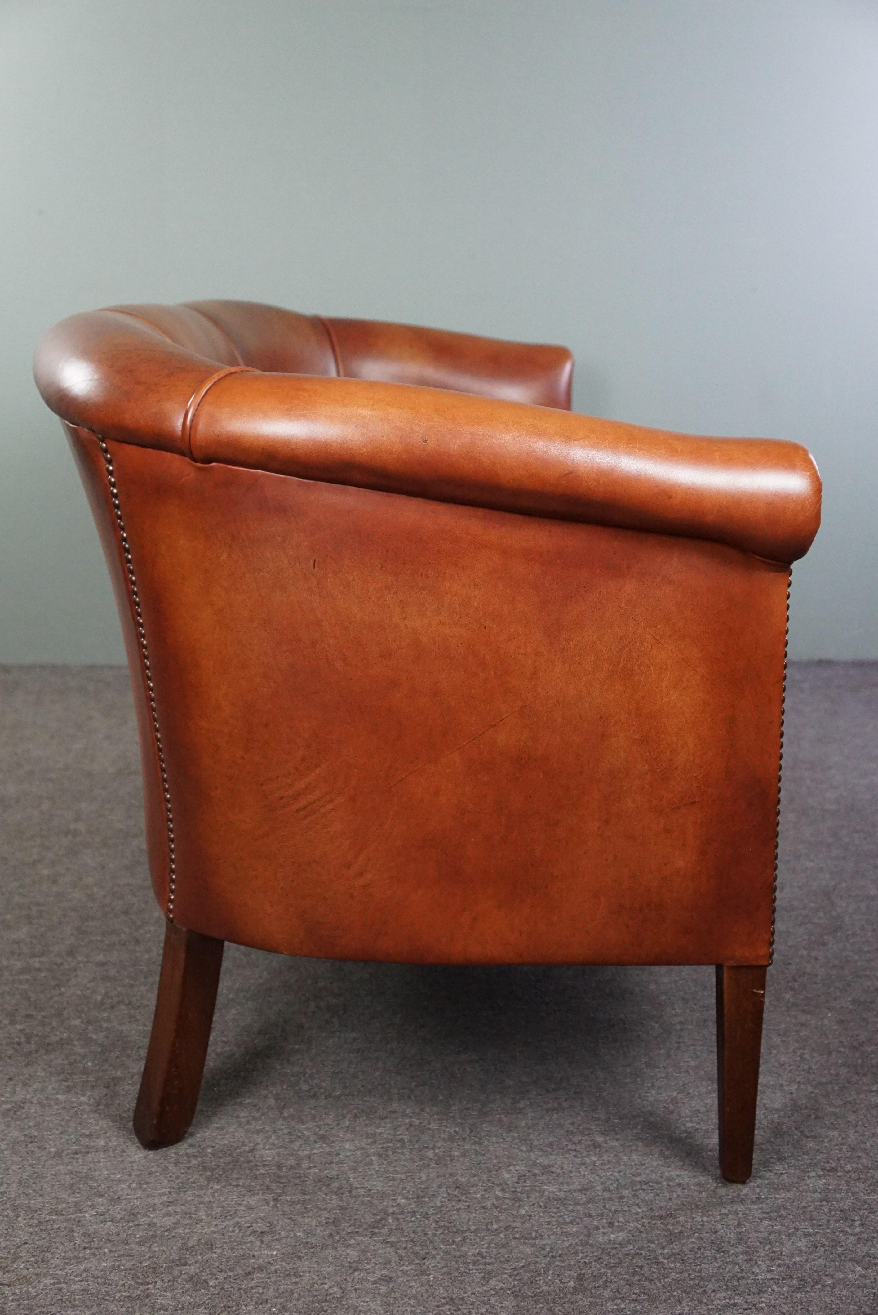 Angeboten wird dieses schöne und hochwertige cognacfarbene Rindsleder 2,5-Sitzer Clubsofa. Dieses gut gepflegte 2,5-sitzige Clubsofa aus Rindsleder hat eine unglaublich attraktive Ausstrahlung und bietet einen guten Sitzkomfort. Das Sofa wird in