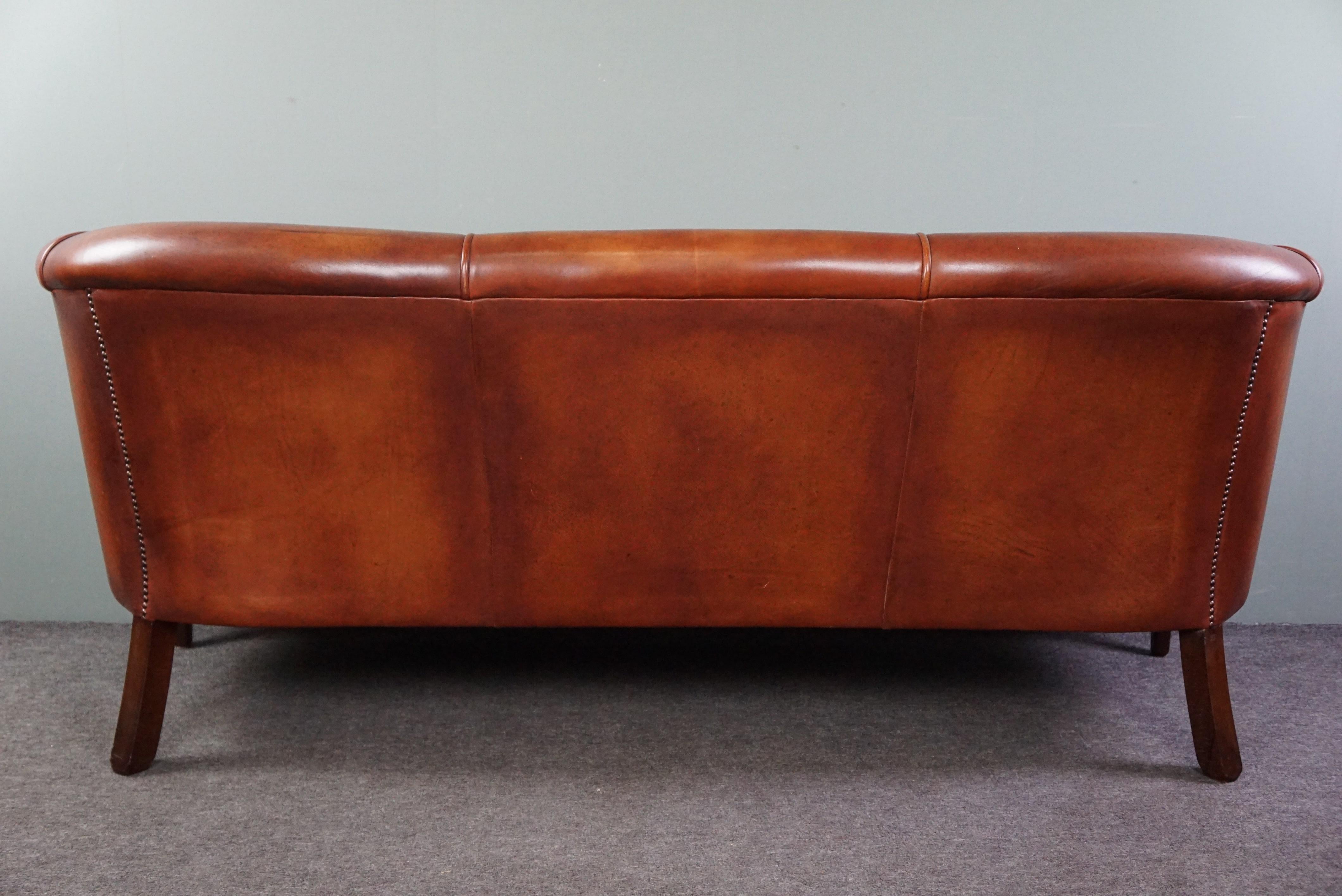 Cognac-colored cowhide leather 2.5-seater club sofa In Good Condition For Sale In Harderwijk, NL