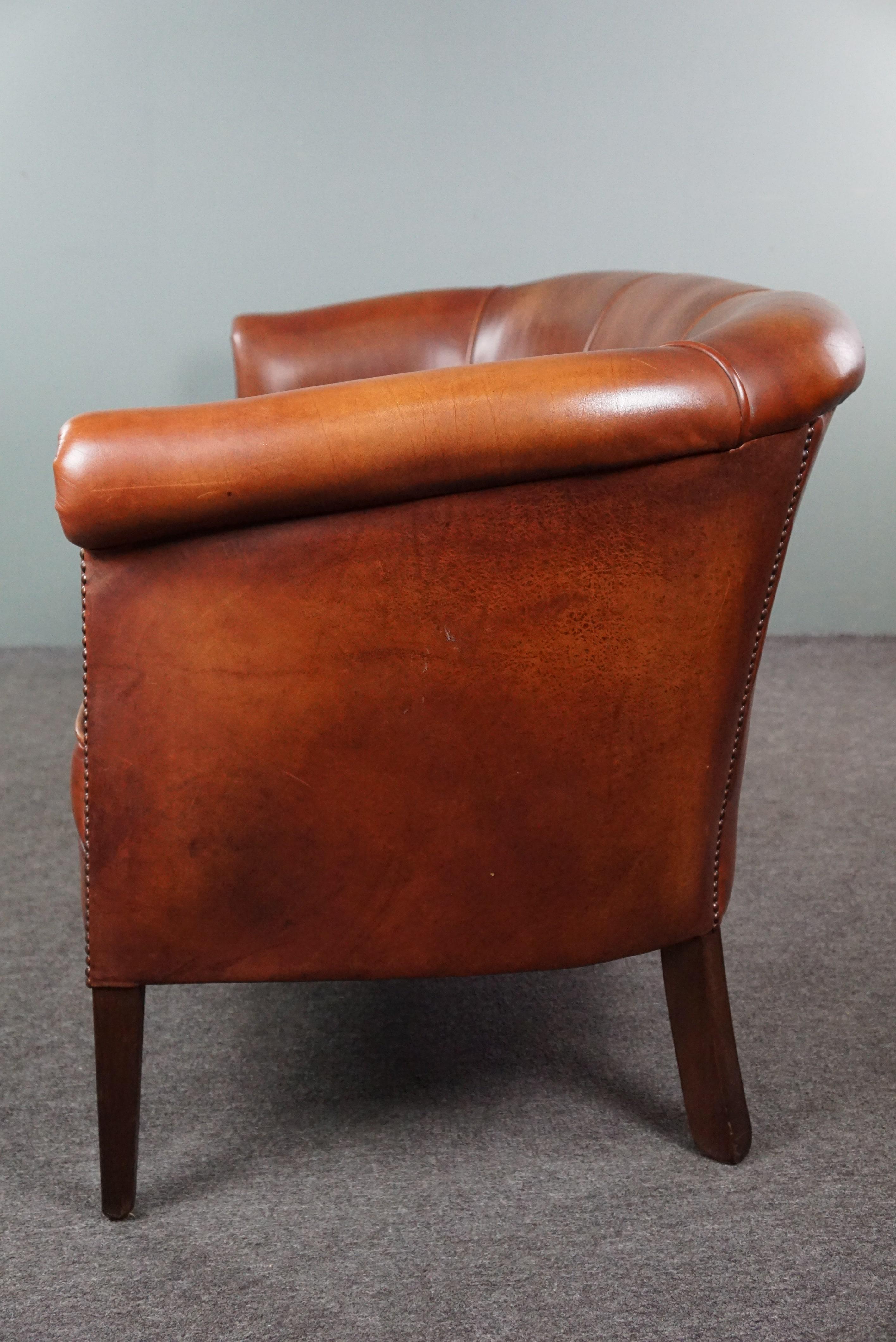 Late 20th Century Cognac-colored cowhide leather 2.5-seater club sofa For Sale