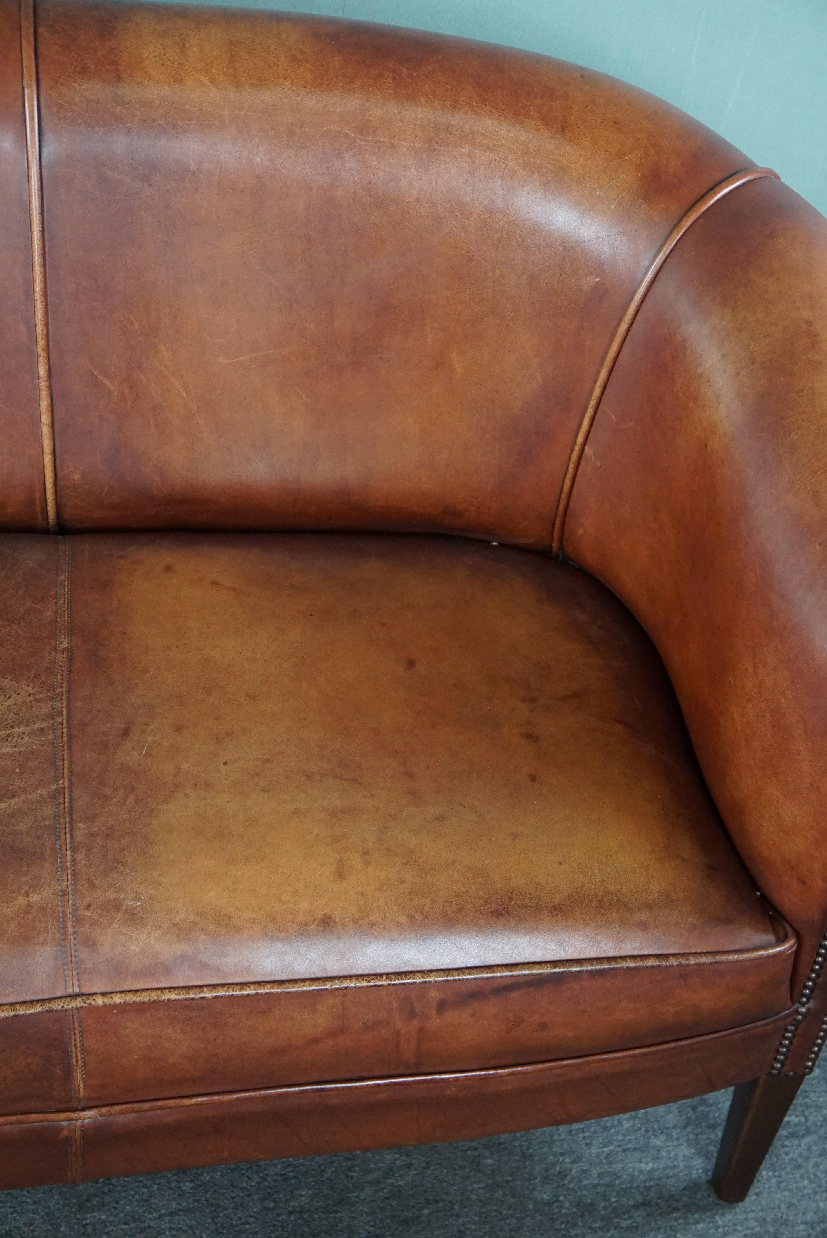 Cognac-colored cowhide leather 2.5-seater club sofa For Sale 2