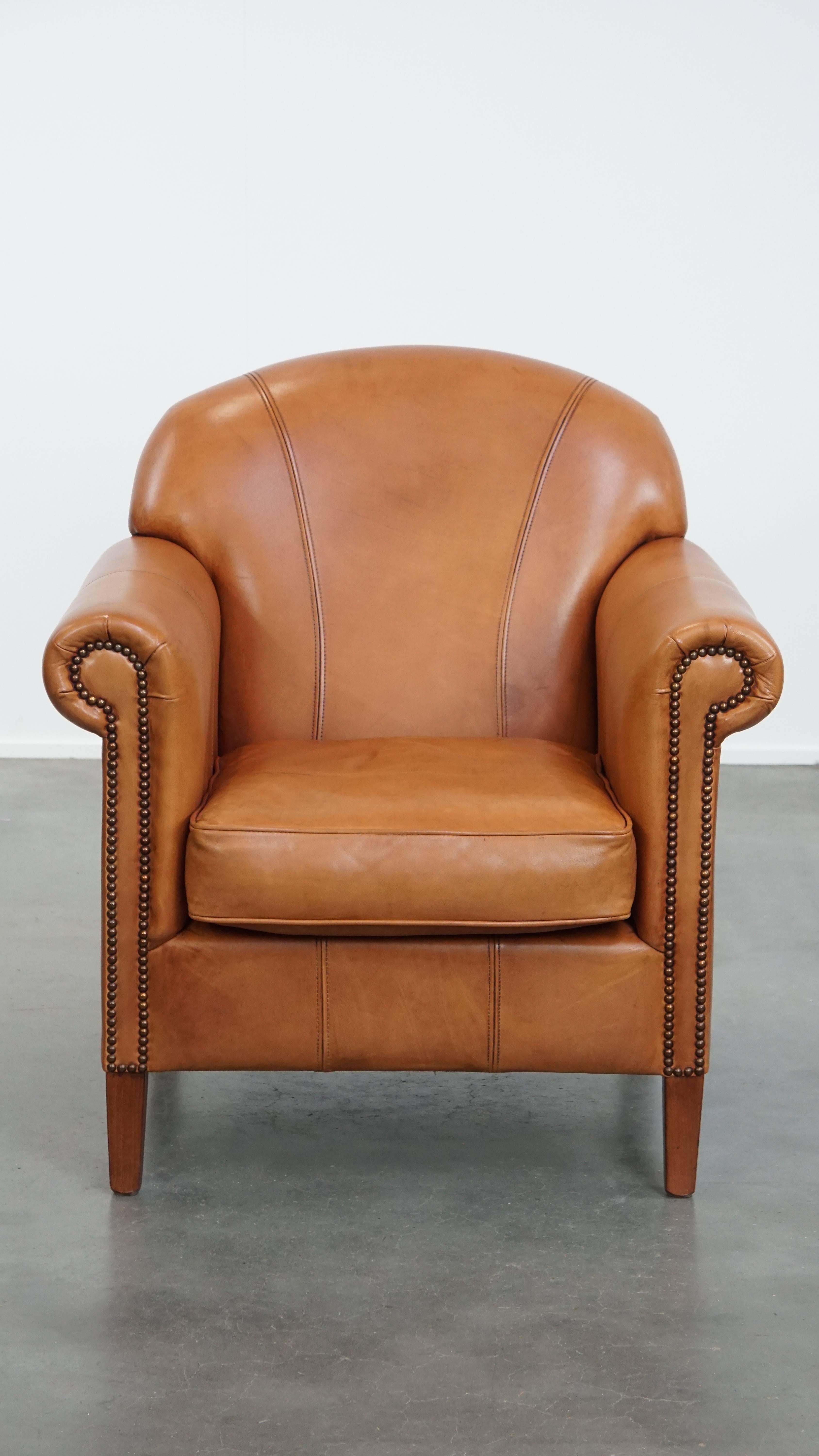 In offerta c'è questa bella e comoda poltrona in pelle color cognac, rifinita con borchie decorative. Questa splendida poltrona è realizzata in pelle bovina di alta qualità e presenta eleganti dettagli con borchie e cuciture.

La sedia è dotata di