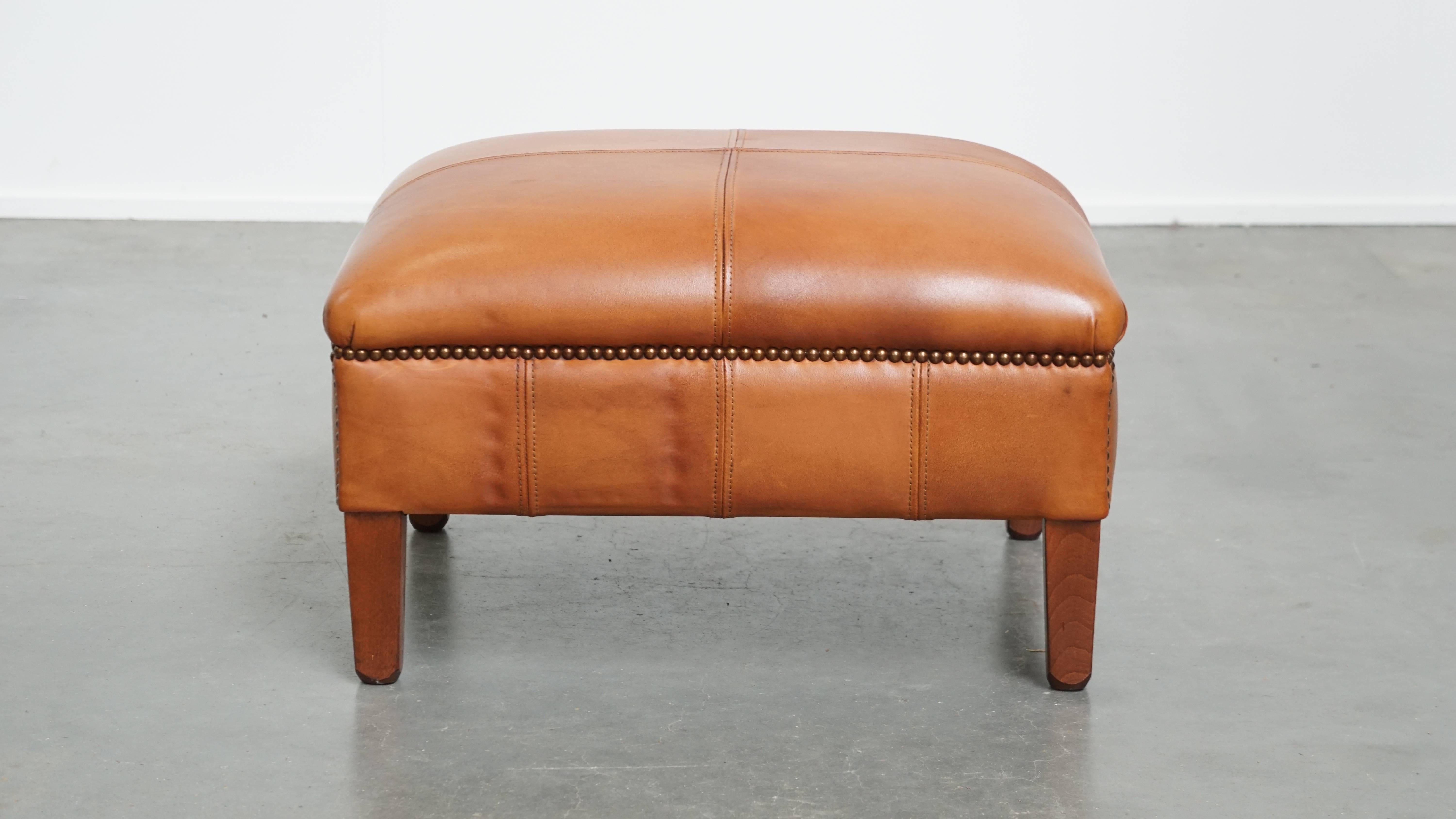 Poltrona e pouf in pelle di vacchetta color cognac in vendita 9