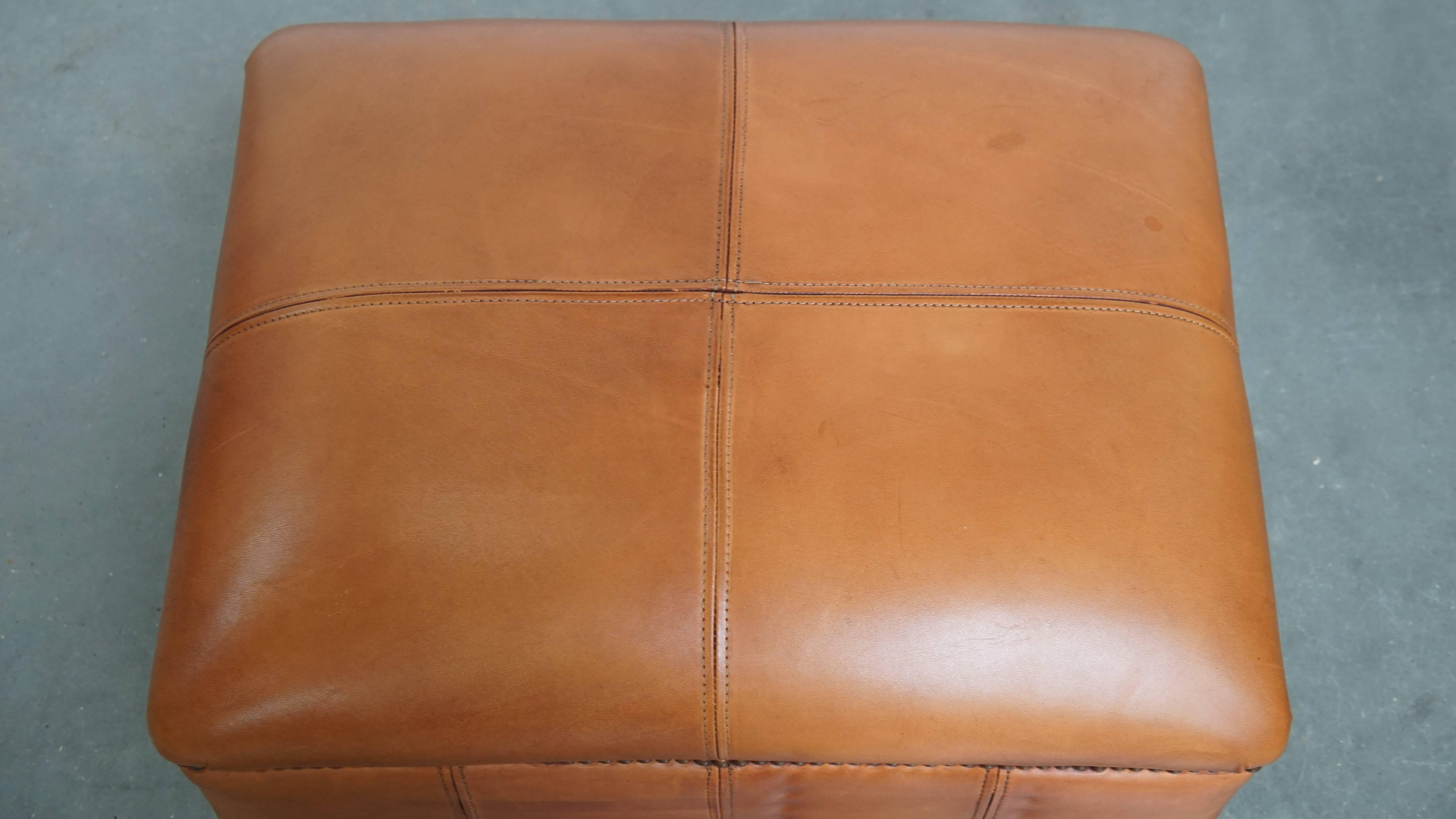 Poltrona e pouf in pelle di vacchetta color cognac in vendita 11