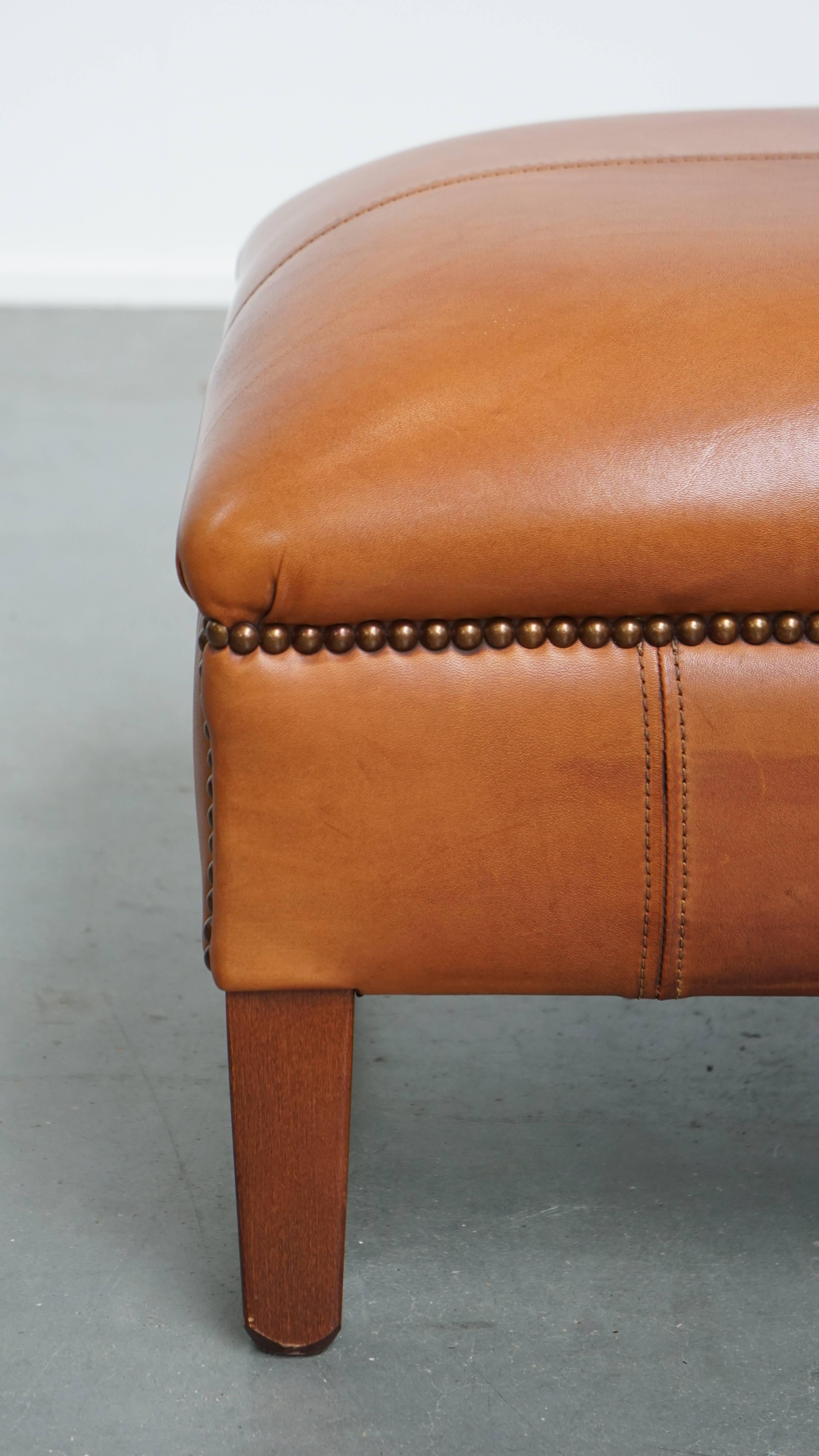 Poltrona e pouf in pelle di vacchetta color cognac in vendita 12