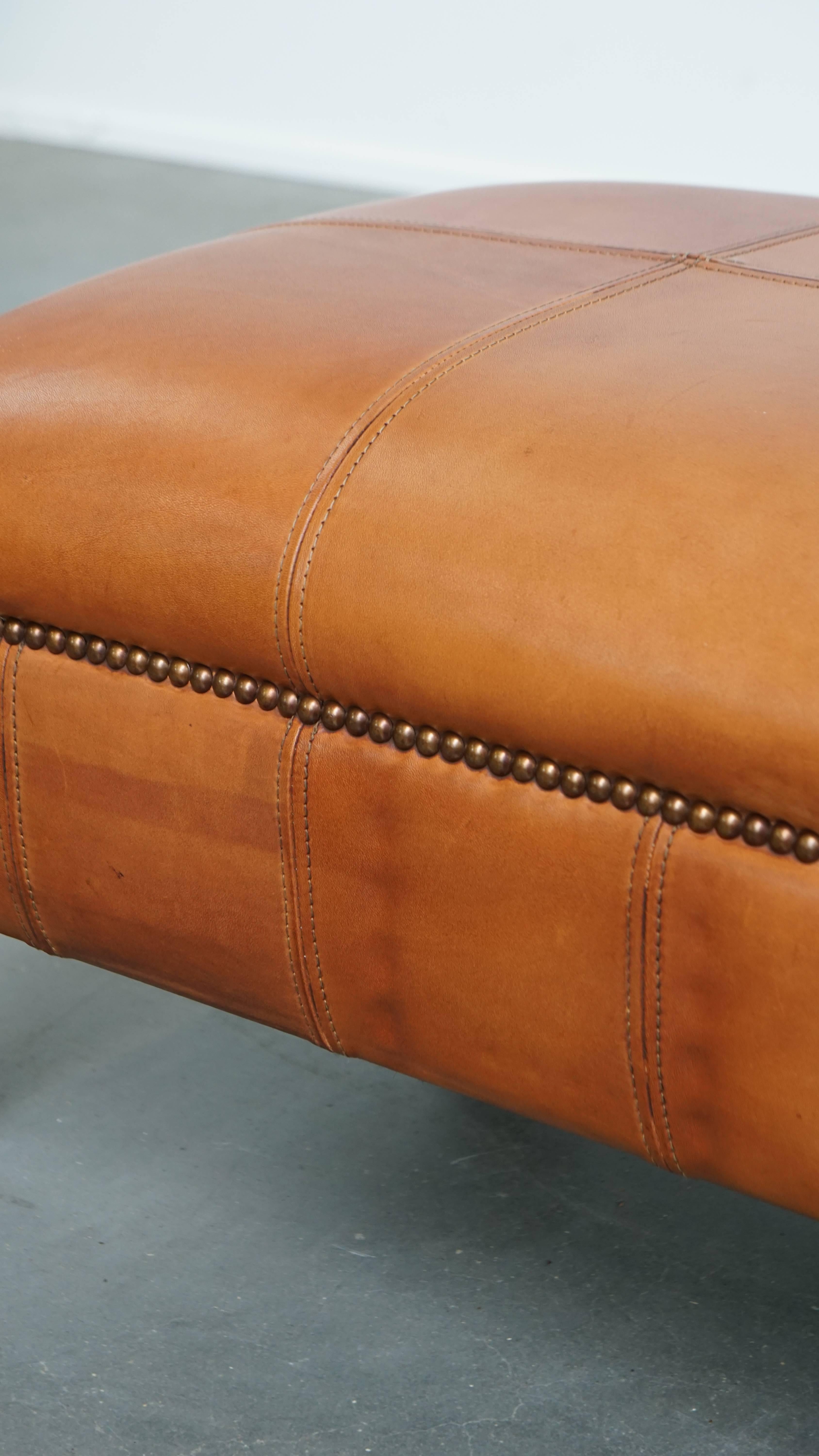 Poltrona e pouf in pelle di vacchetta color cognac in vendita 13