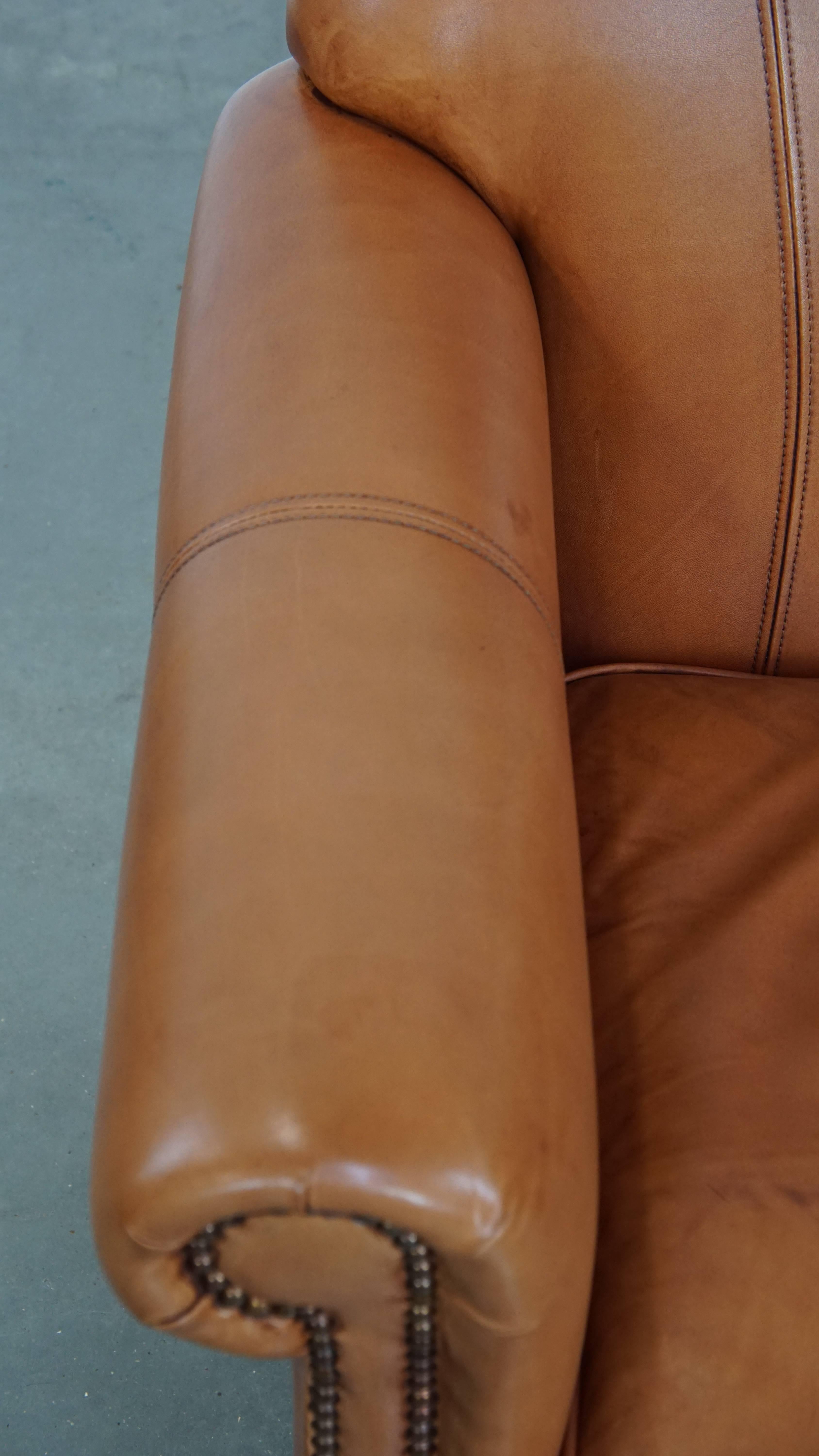 Vacchetta Poltrona e pouf in pelle di vacchetta color cognac in vendita