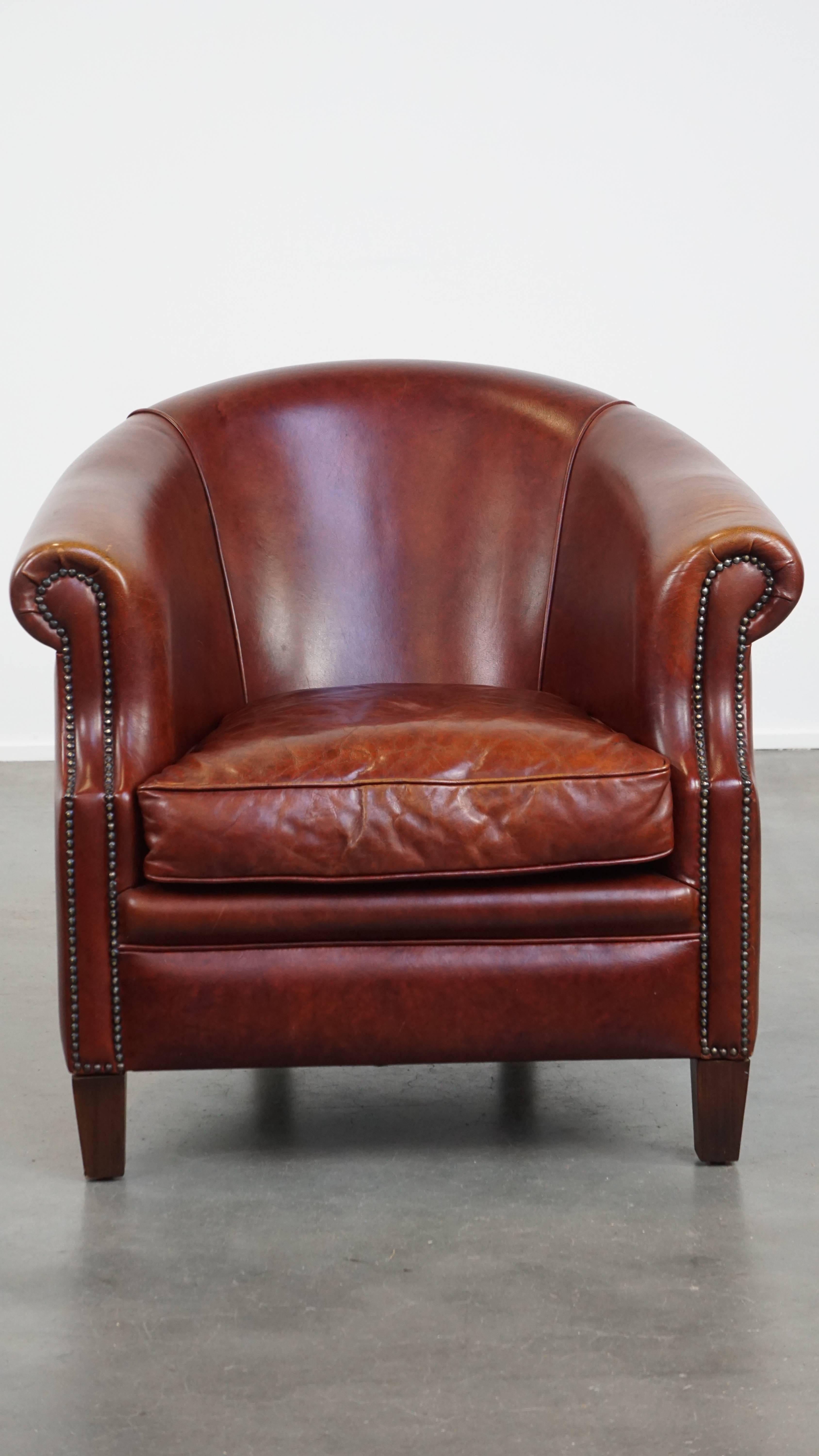 Offered here is this very beautiful and luxurious cognac-colored cowhide leather club armchair in classic English style, offering superb seating comfort.

This timeless classic fits made of cowhide leather seamlessly into almost any interior and