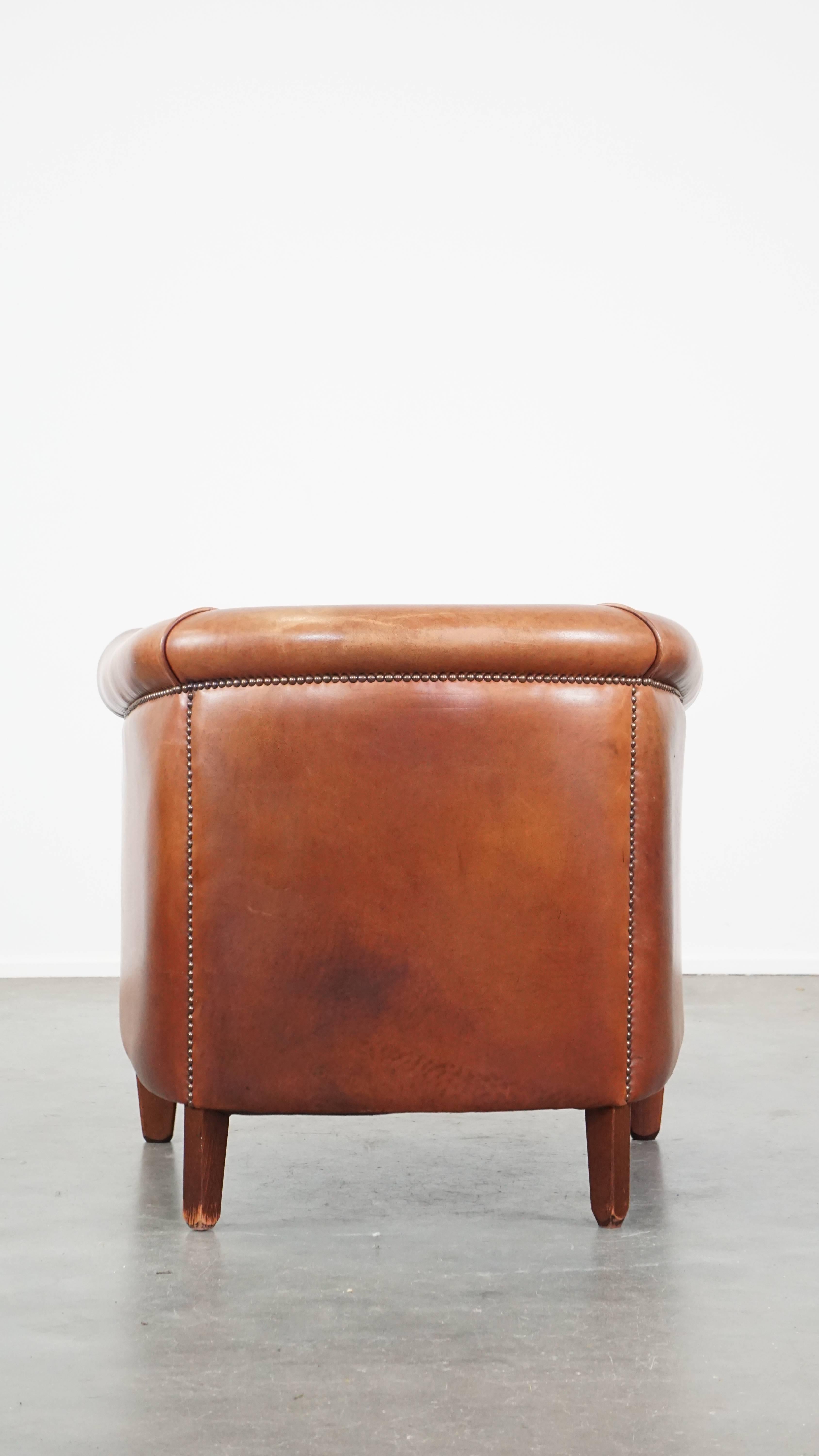 Cognac-colored English cow leather club chair finished with decorative nails In Good Condition For Sale In Harderwijk, NL