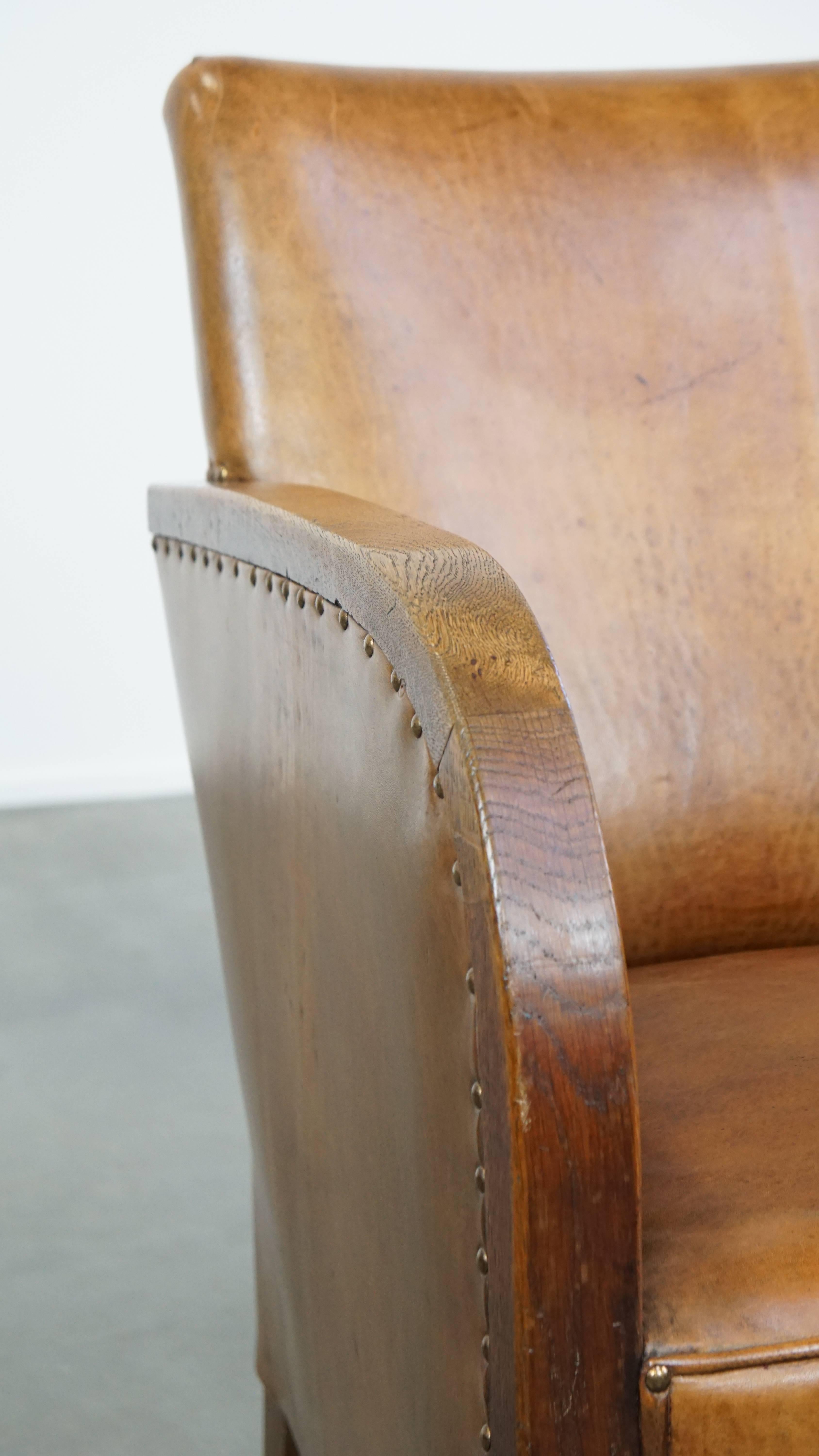Cognacfarbener Art-Déco-Sessel aus Schafsleder im Art déco-Design mit dekorativen Nägeln im Angebot 3