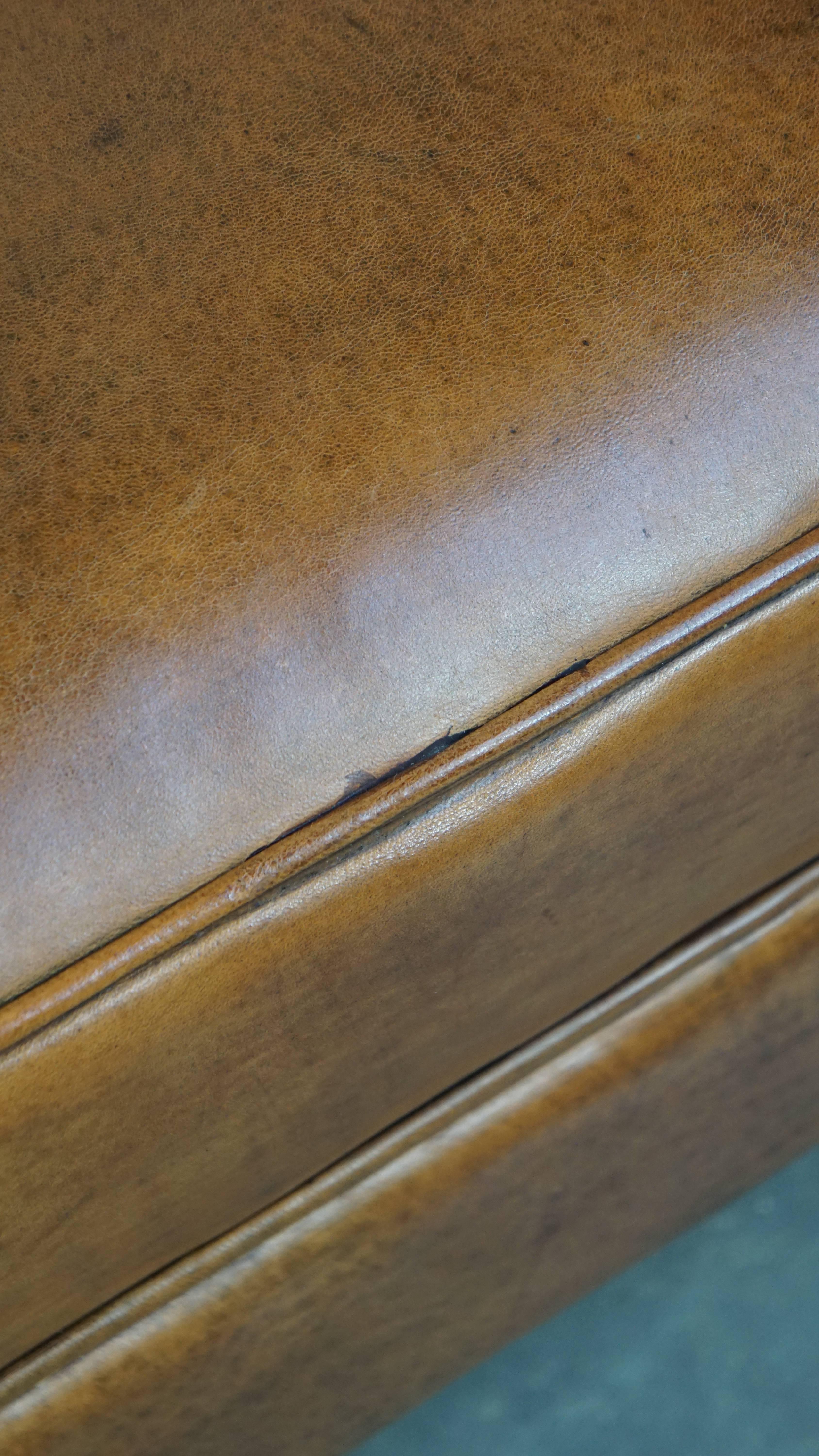 Cognacfarbener Art-Déco-Sessel aus Schafsleder im Art déco-Design mit dekorativen Nägeln im Angebot 4
