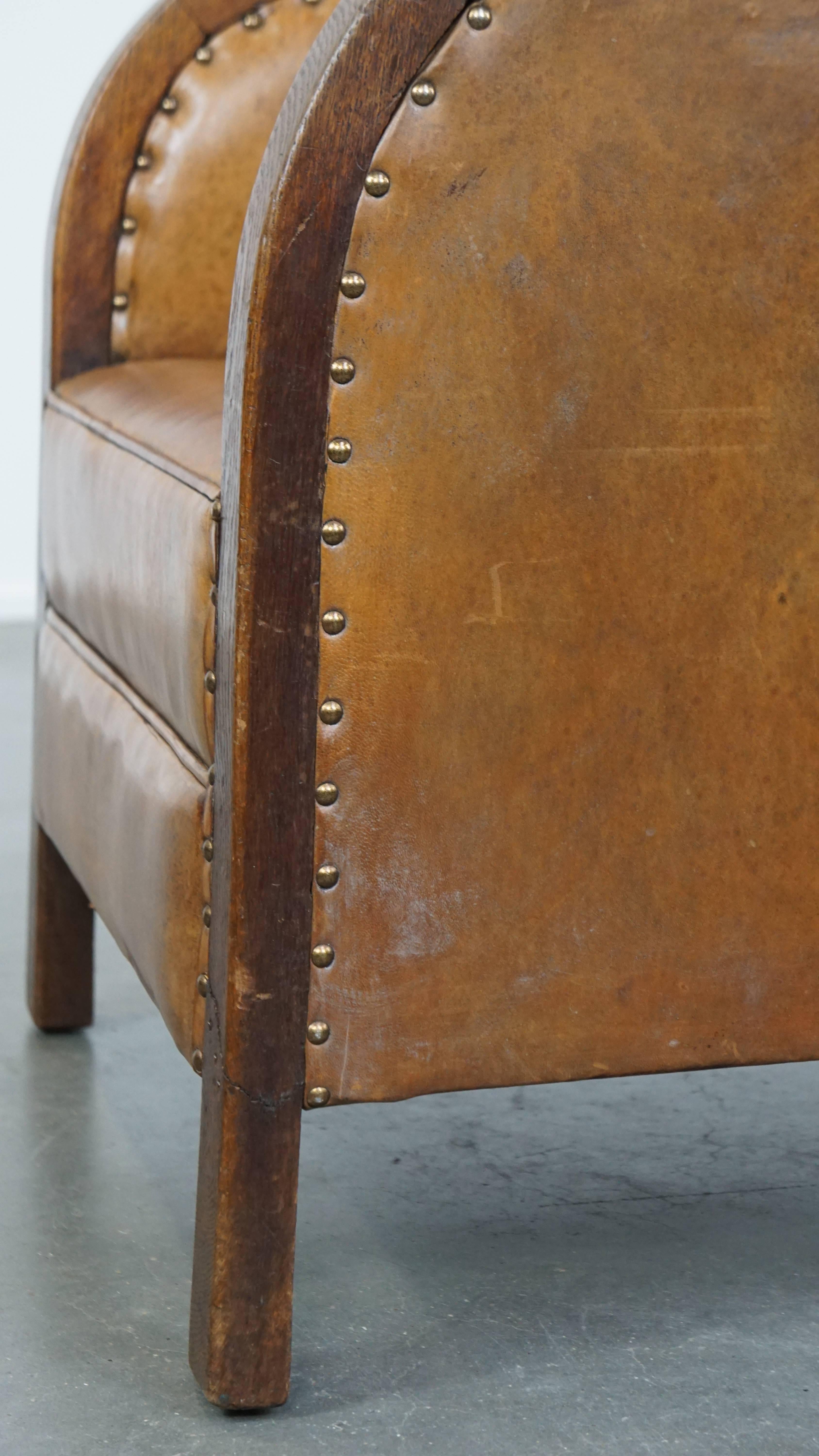 Cognacfarbener Art-Déco-Sessel aus Schafsleder im Art déco-Design mit dekorativen Nägeln im Angebot 7