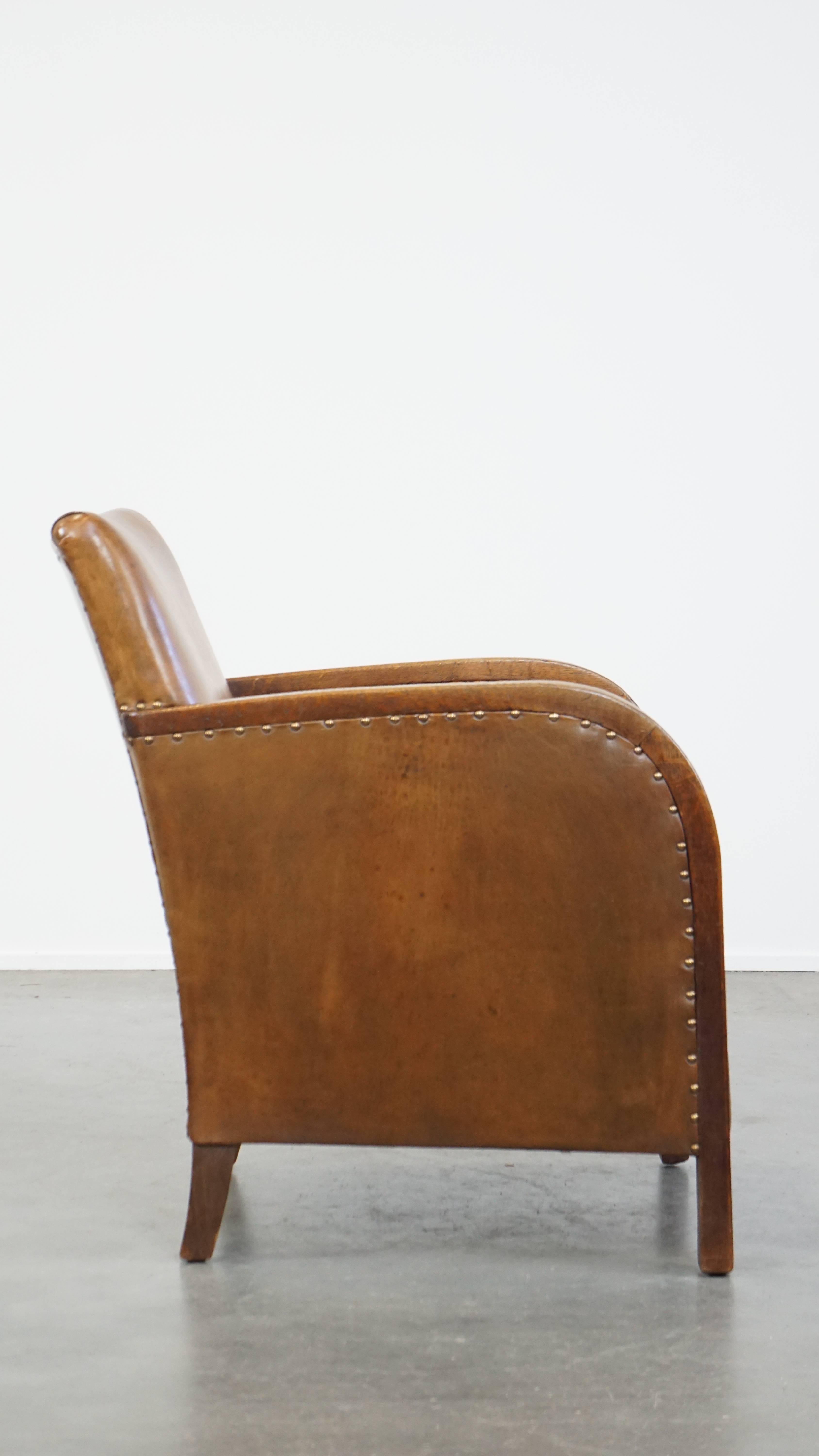 Cognacfarbener Art-Déco-Sessel aus Schafsleder im Art déco-Design mit dekorativen Nägeln (Niederländisch) im Angebot