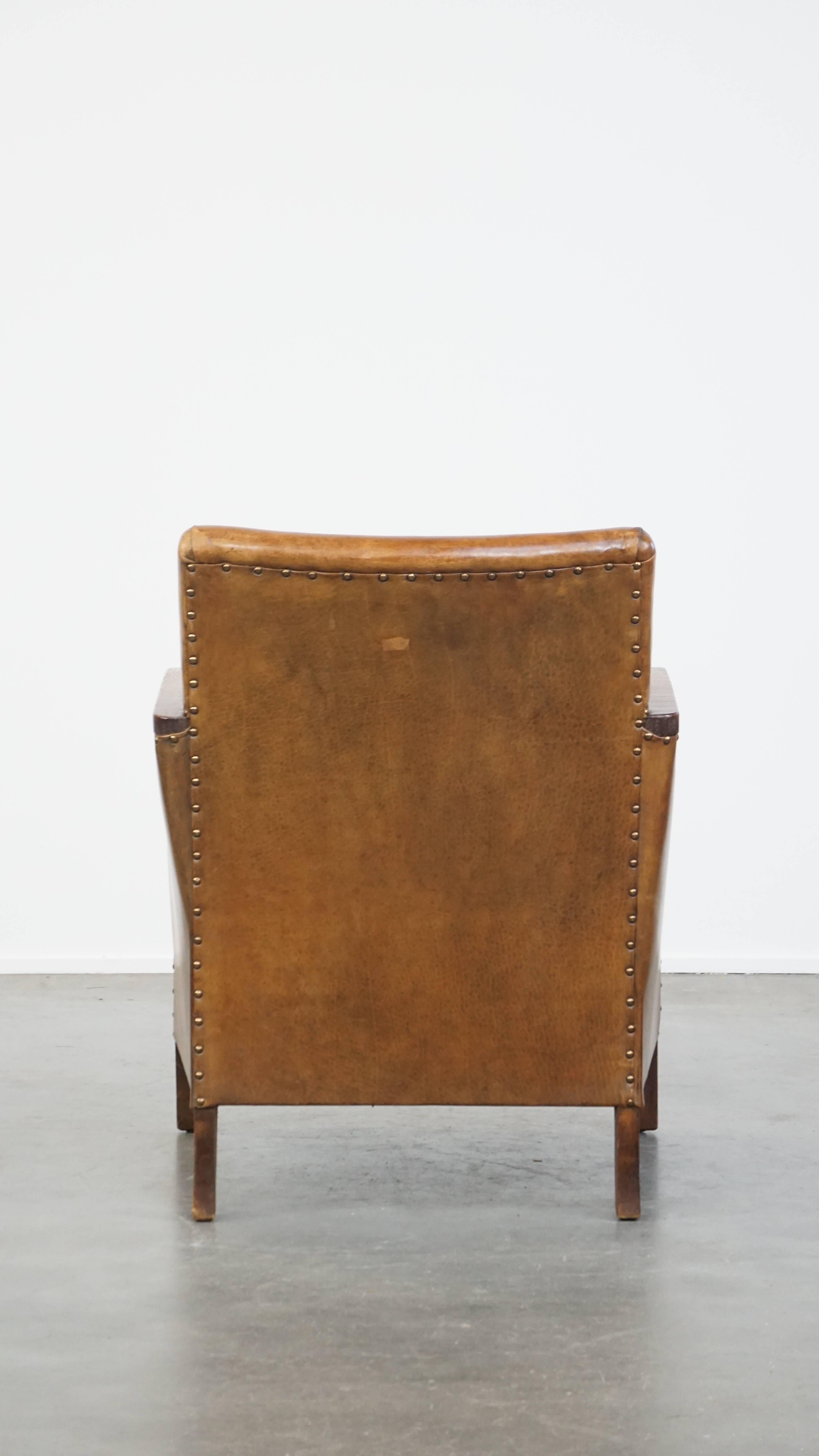 Cognacfarbener Art-Déco-Sessel aus Schafsleder im Art déco-Design mit dekorativen Nägeln (Handgefertigt) im Angebot