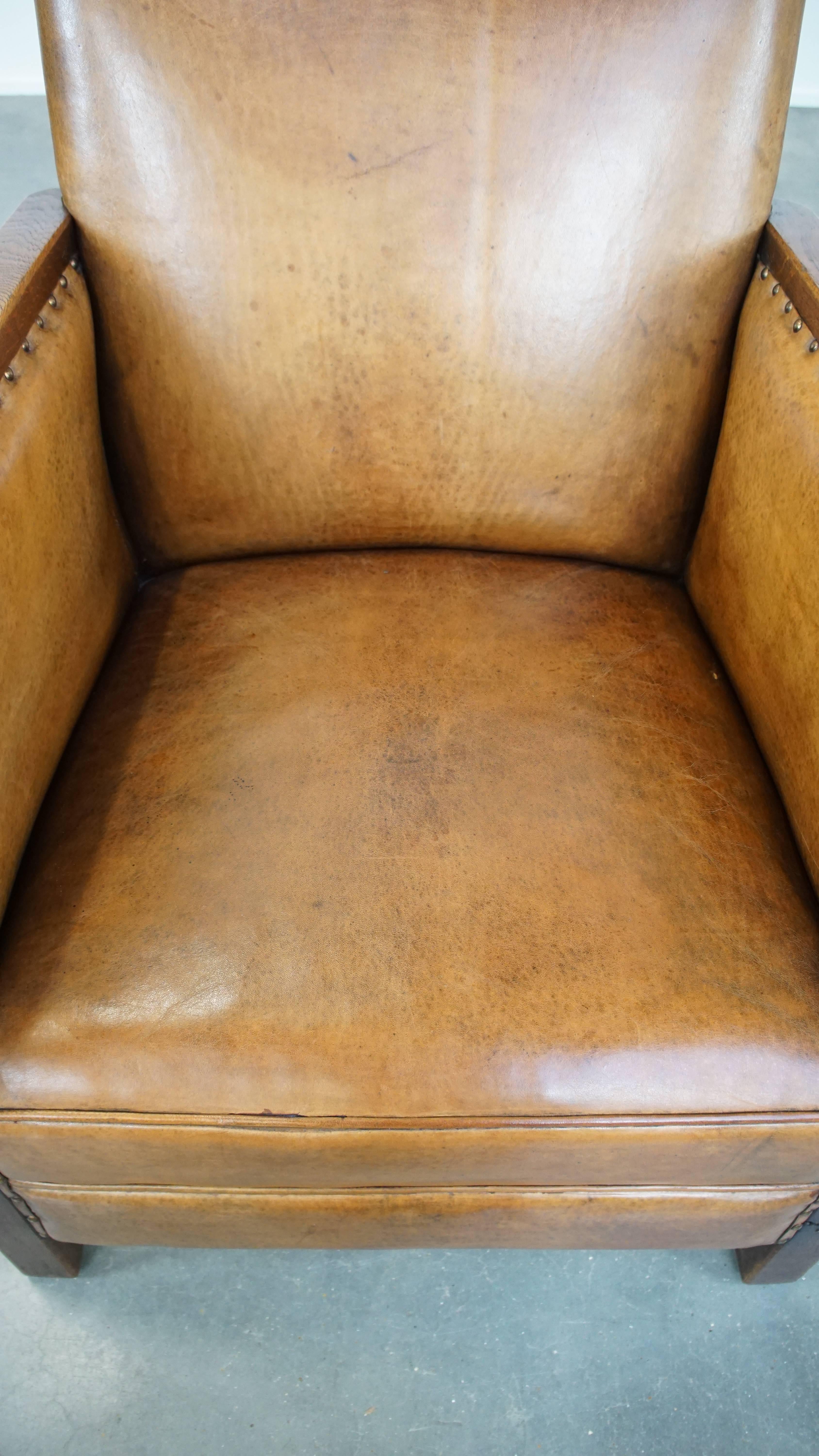 Cognacfarbener Art-Déco-Sessel aus Schafsleder im Art déco-Design mit dekorativen Nägeln (21. Jahrhundert und zeitgenössisch) im Angebot