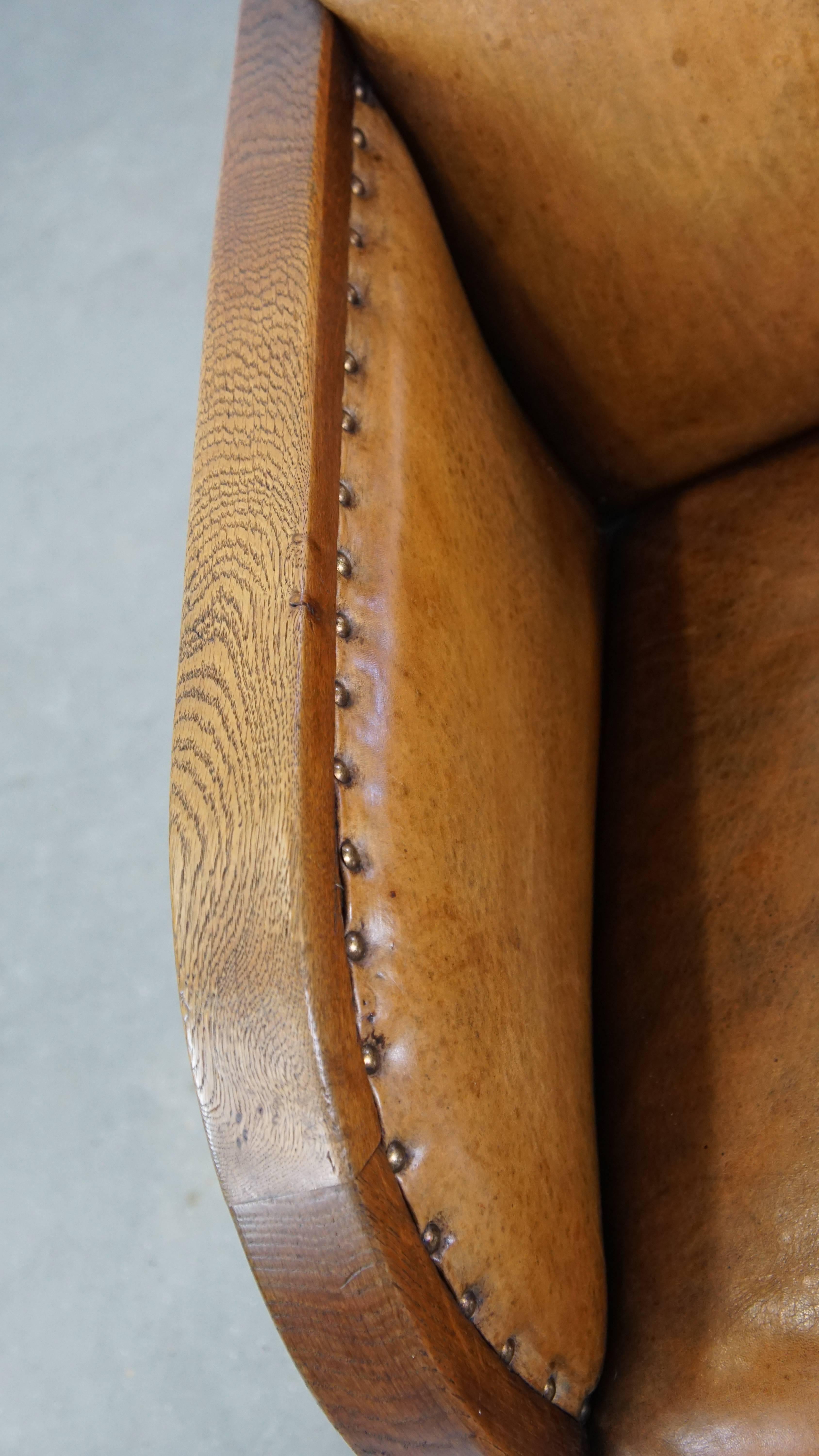 Cognacfarbener Art-Déco-Sessel aus Schafsleder im Art déco-Design mit dekorativen Nägeln (Leder) im Angebot