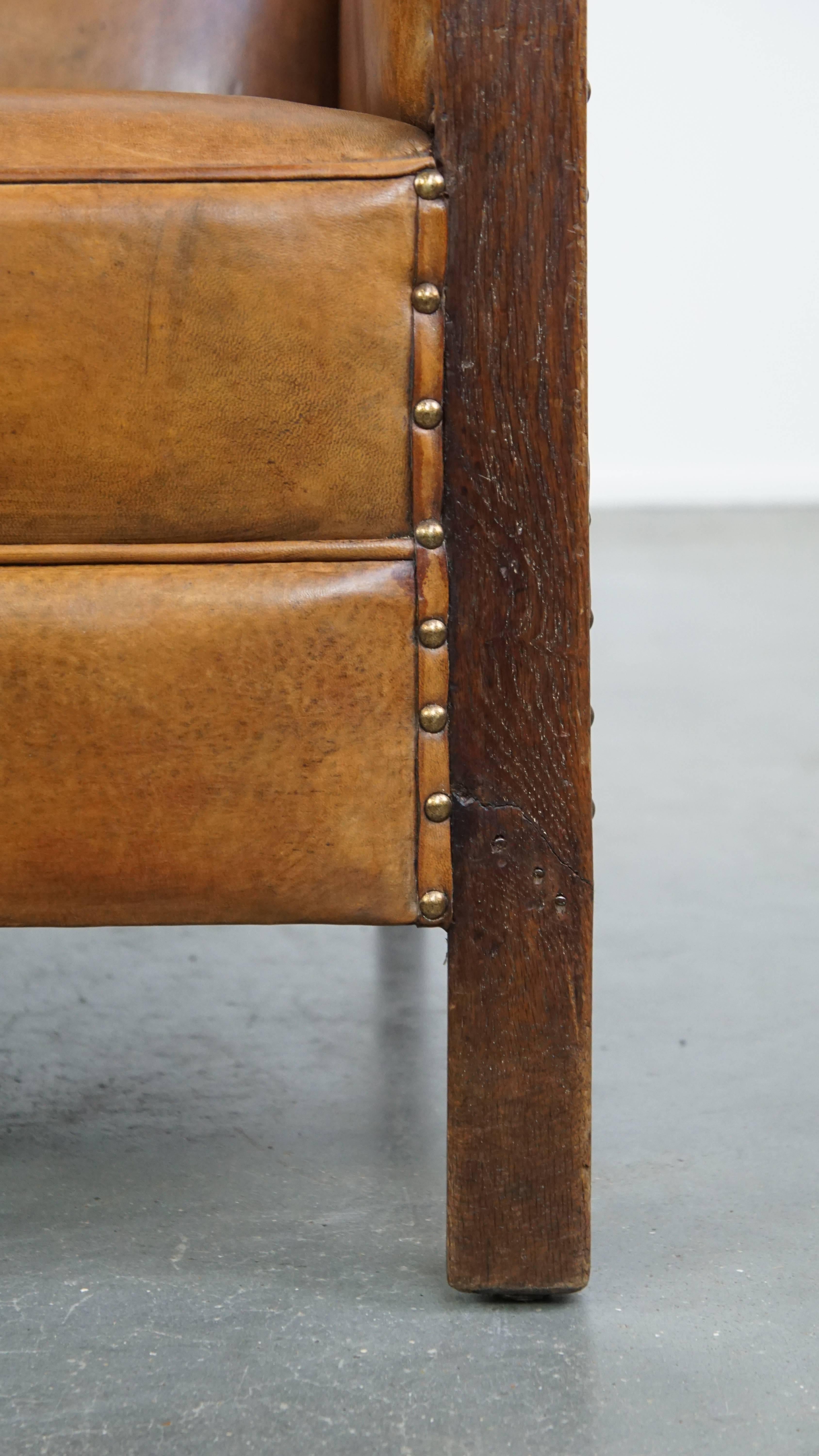 Cognacfarbener Art-Déco-Sessel aus Schafsleder im Art déco-Design mit dekorativen Nägeln im Angebot 2