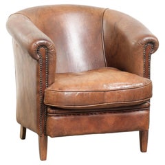 Cognac-coloured sheepskin club chair with a vintage look in English style
