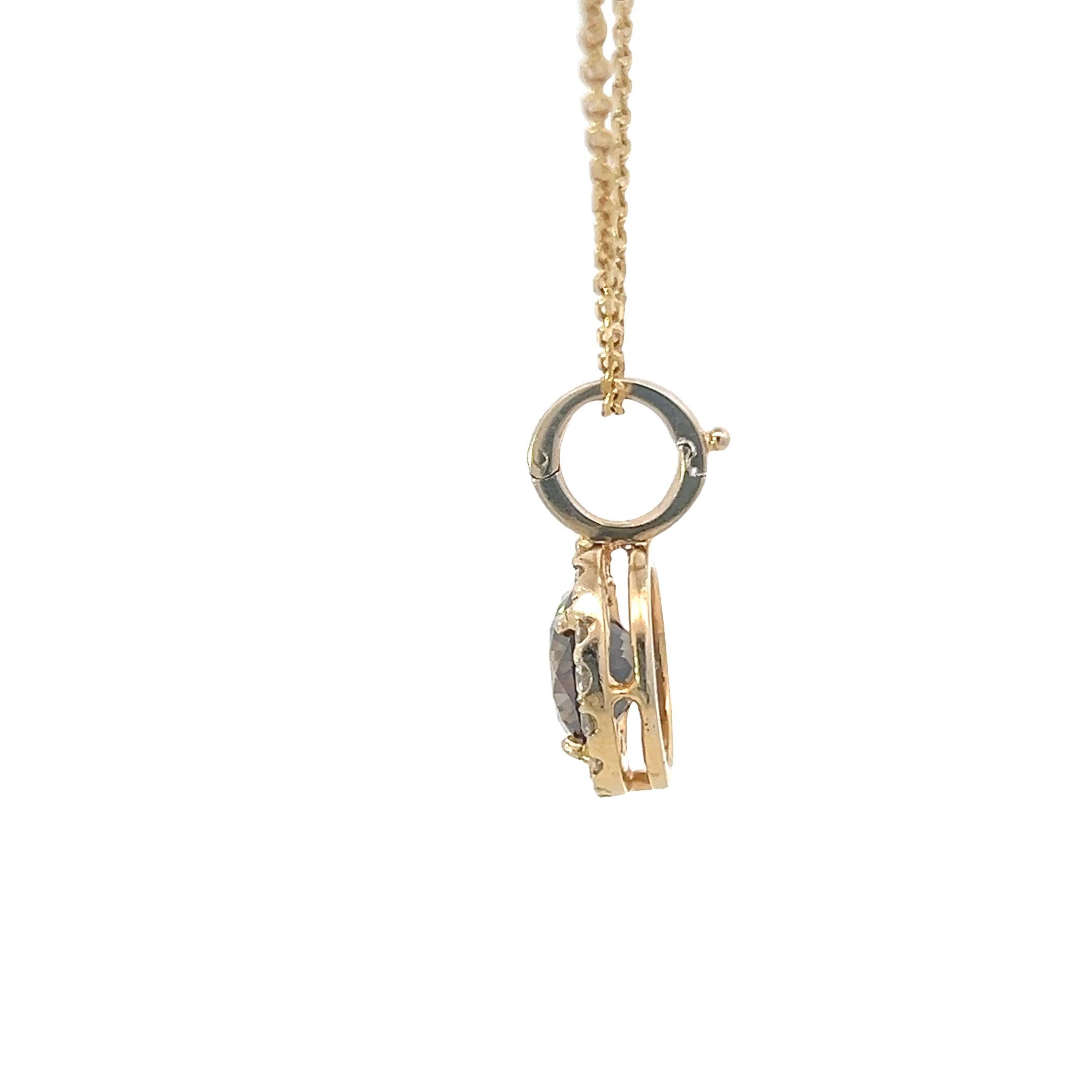 Prova l'epitome della raffinatezza con questo splendido ciondolo con pietre preziose, un vero capolavoro di lusso e design senza tempo. Realizzata in luminoso oro giallo 18 carati, questa collana emana calore ed eleganza, rendendola l'aggiunta