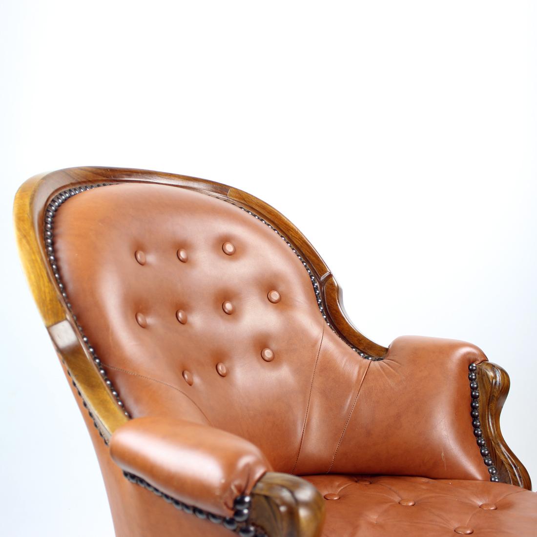 Cognacfarbener Sessel aus Kunstleder und Nussbaumholz, Tschechoslowakei 1950er Jahre im Angebot 7