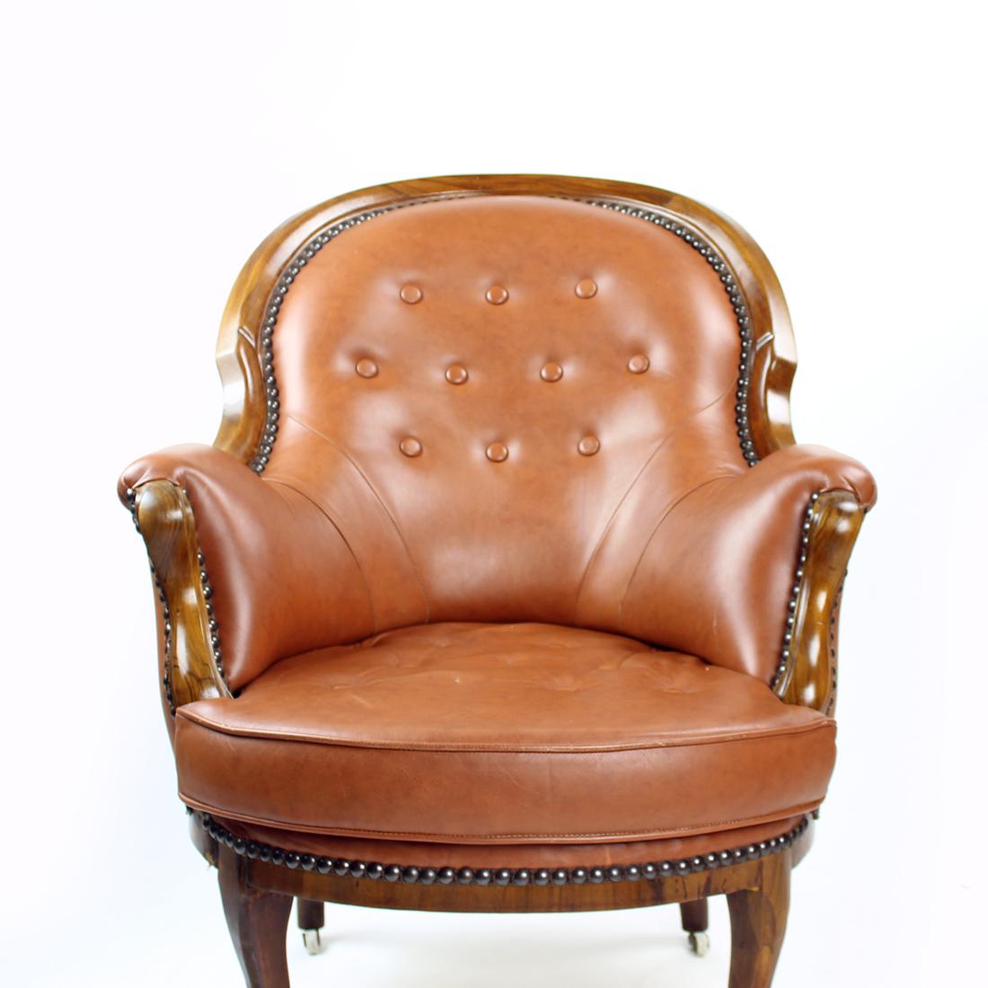 Schöner Sessel mit tollen Details. Der Stuhl wurde in den 1950er Jahren in der Tschechoslowakei hergestellt. Der Stuhl besteht aus einem Holzgestell aus Nussbaum und einer Sitzfläche und Rückenlehne aus Kunstleder. Besonders schön sind die
