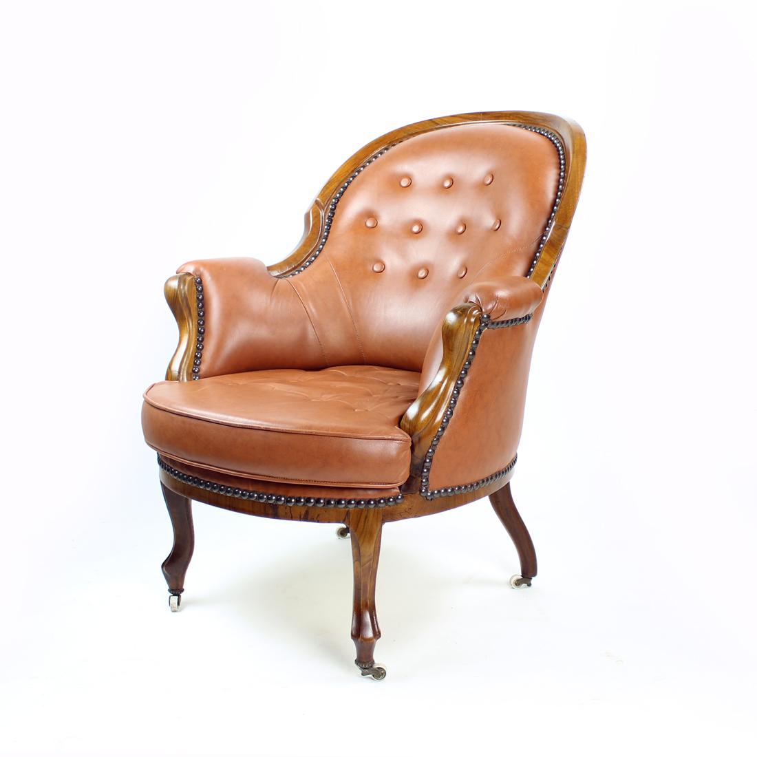 Cognacfarbener Sessel aus Kunstleder und Nussbaumholz, Tschechoslowakei 1950er Jahre (Slowakisch) im Angebot