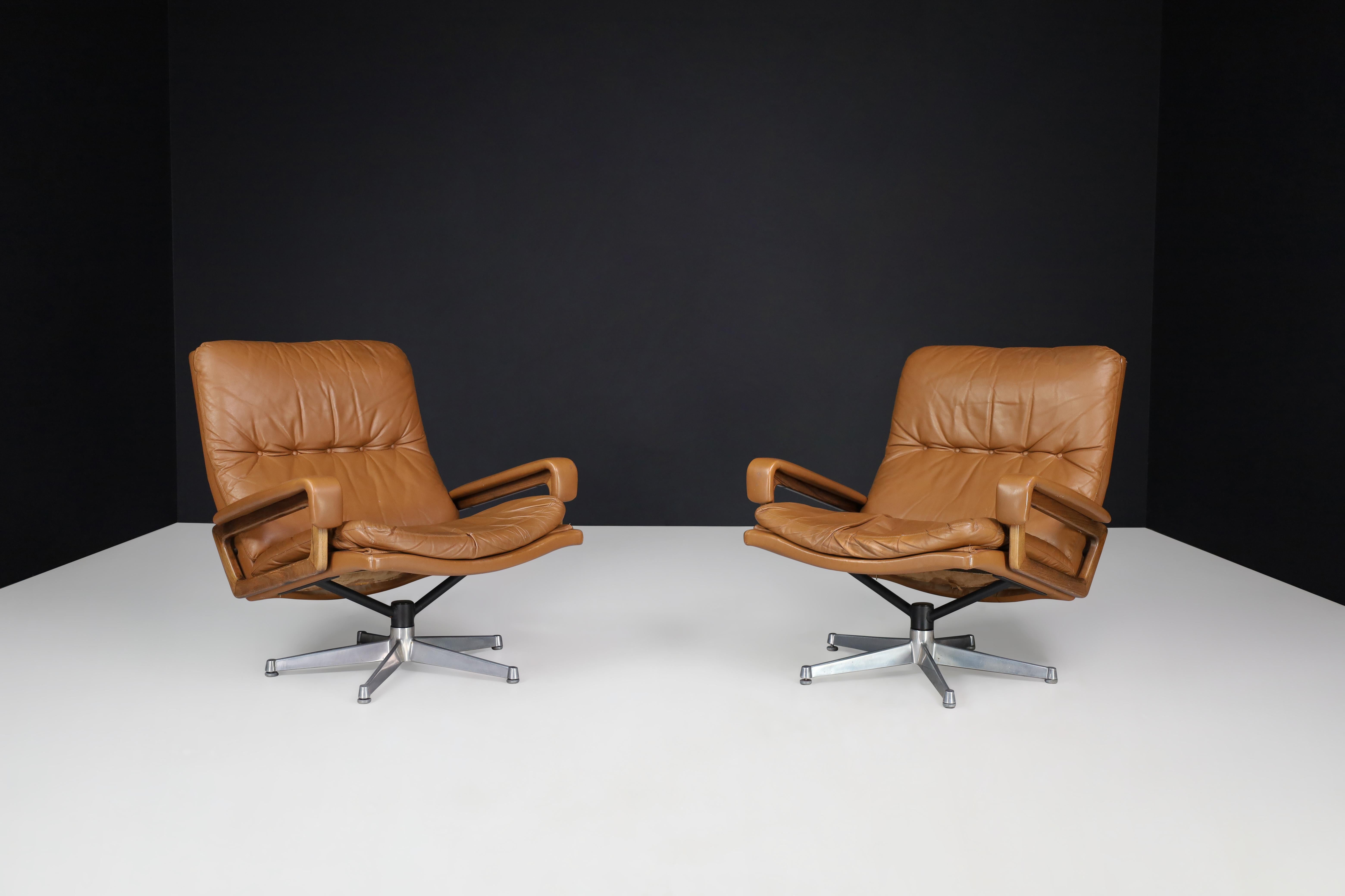 Cognac leather 'King' Chairs by André Vandenbeuck for Strässle, Switzerland, 1970s

These fine leather 'King' model lounge chairs were made by Strässle and designed by André Vandenbeuck in Switzerland in the 1970s. These chairs have wooden