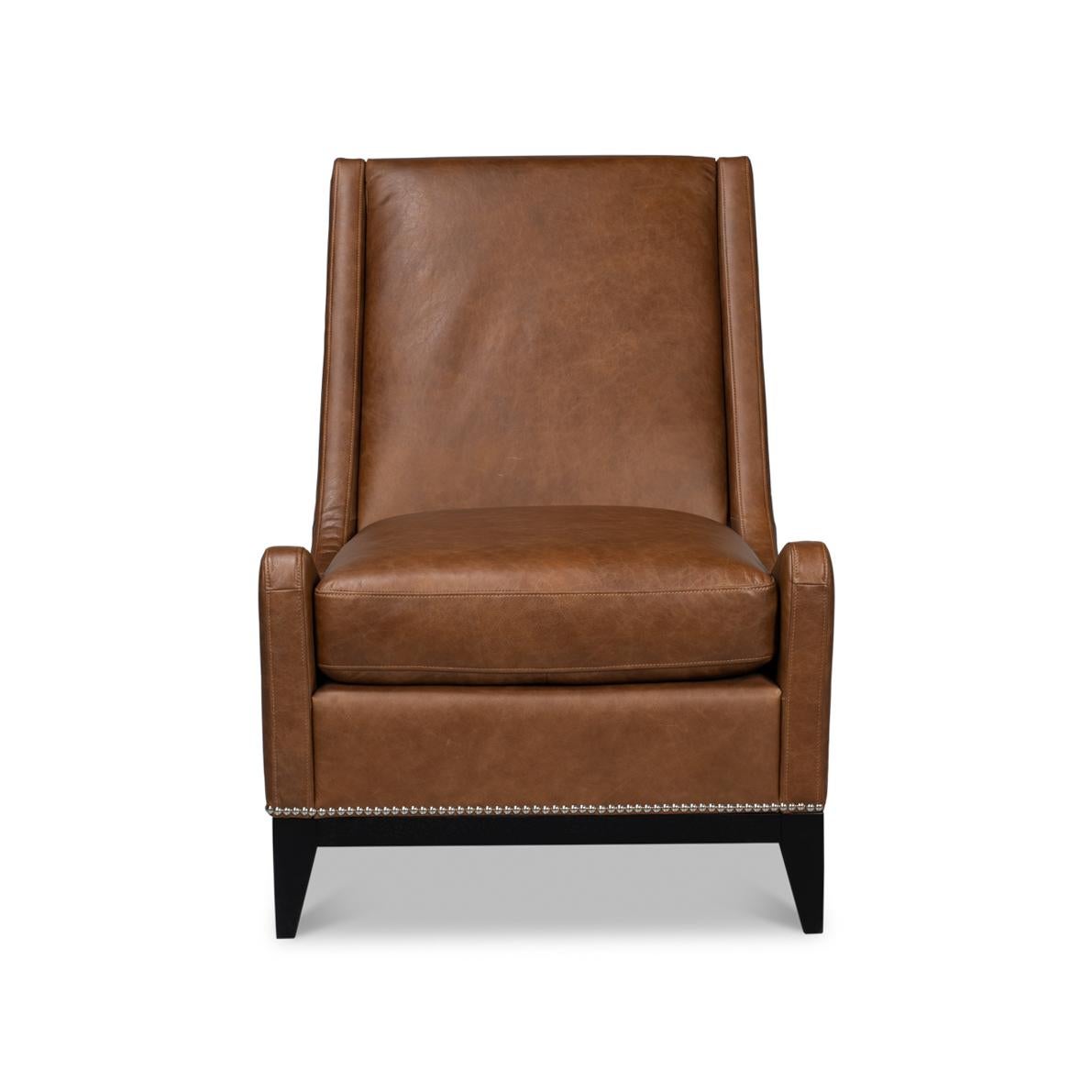 Dieser mit viel Liebe zum Detail gefertigte Sessel besteht aus geschmeidigem, genarbtem Leder, das Sie zum Sitzen und Entspannen einlädt. Der warme, satte schokoladenbraune Farbton des Leders wird durch die klassische Nagelkopfverzierung wunderbar
