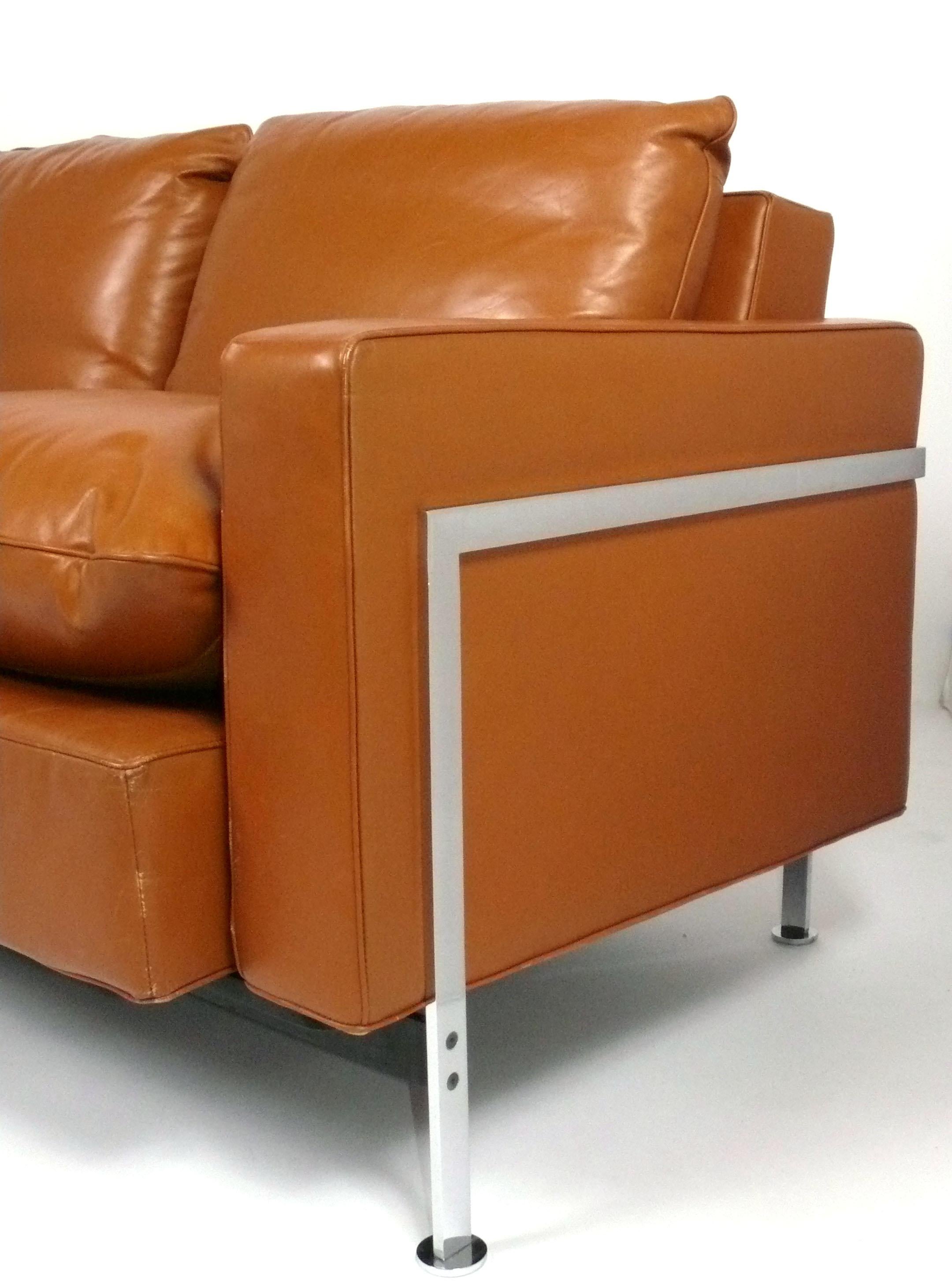 Architektonisches Sofa aus cognacfarbenem Leder und Chrom, entworfen von Robert und Trix Hausmann für De Sede, Schweiz, ca. 1970er Jahre. Von Stendig in die USA importiert und mit dem Stendig Label signiert. Dieses Sofa ist in einem sehr guten