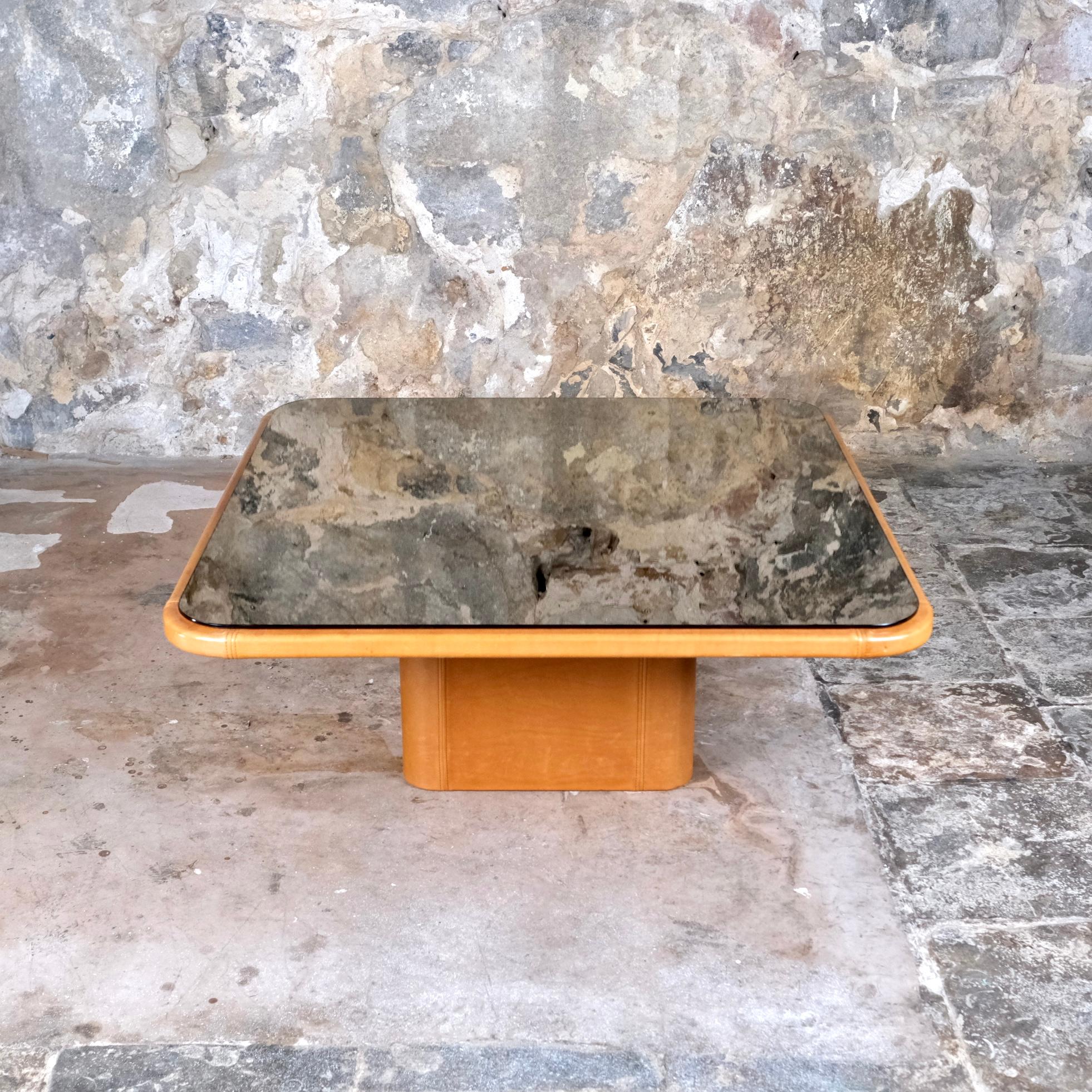 Belle table basse carrée modèle DS-47, en cuir de buffle cognac et verre laqué noir effet miroir, par De Sede, fabriquée en Suisse dans les années 1970.
Bon état et très belle patine, quelques rayures sur le dessus (voir photos).
Dimensions :