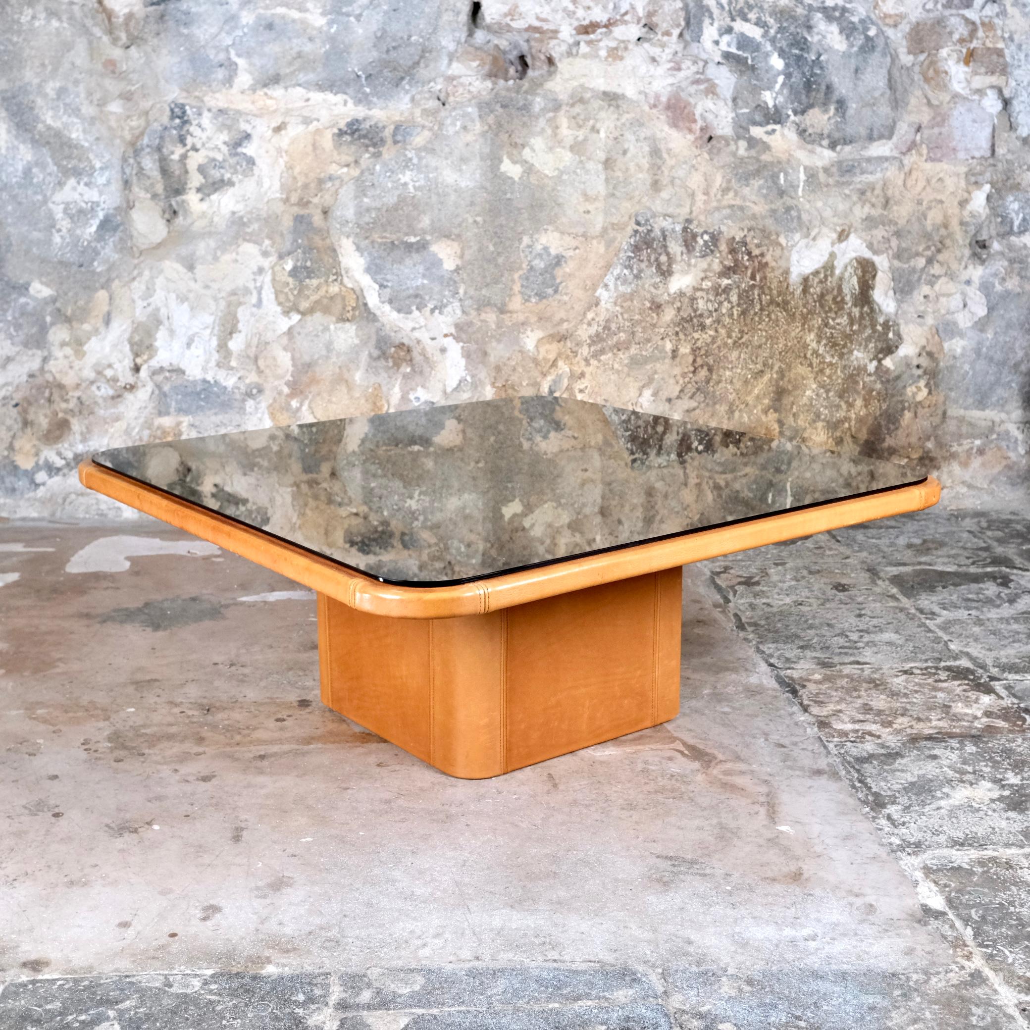 Cuir Table basse DS47 en cuir cognac et miroir par De Sede, Suisse, années 1970 en vente