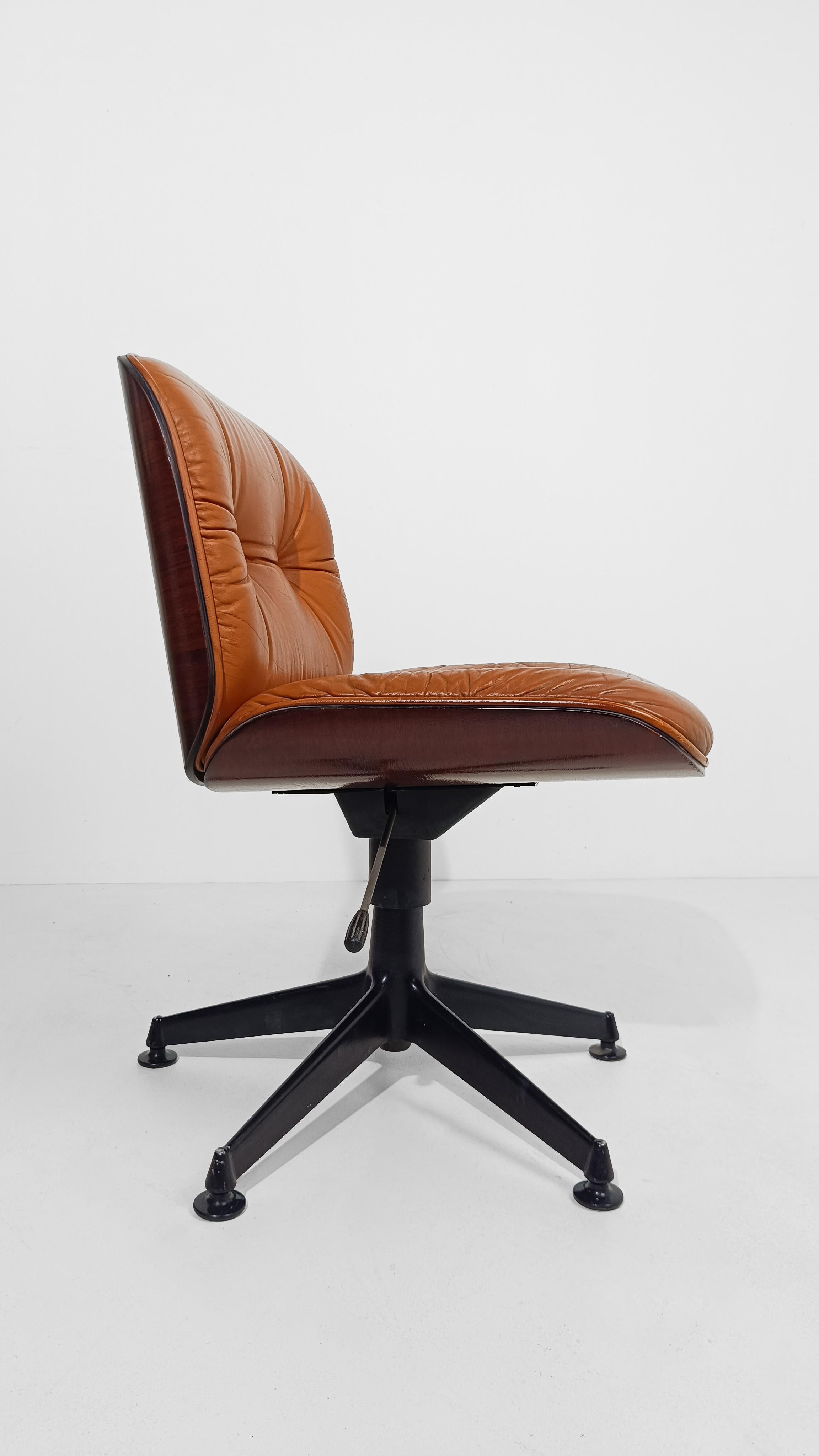 Silla de oficina de cuero coñac y palisandro de Ico Parisi para MIM Roma Italia, años 60 en venta 9