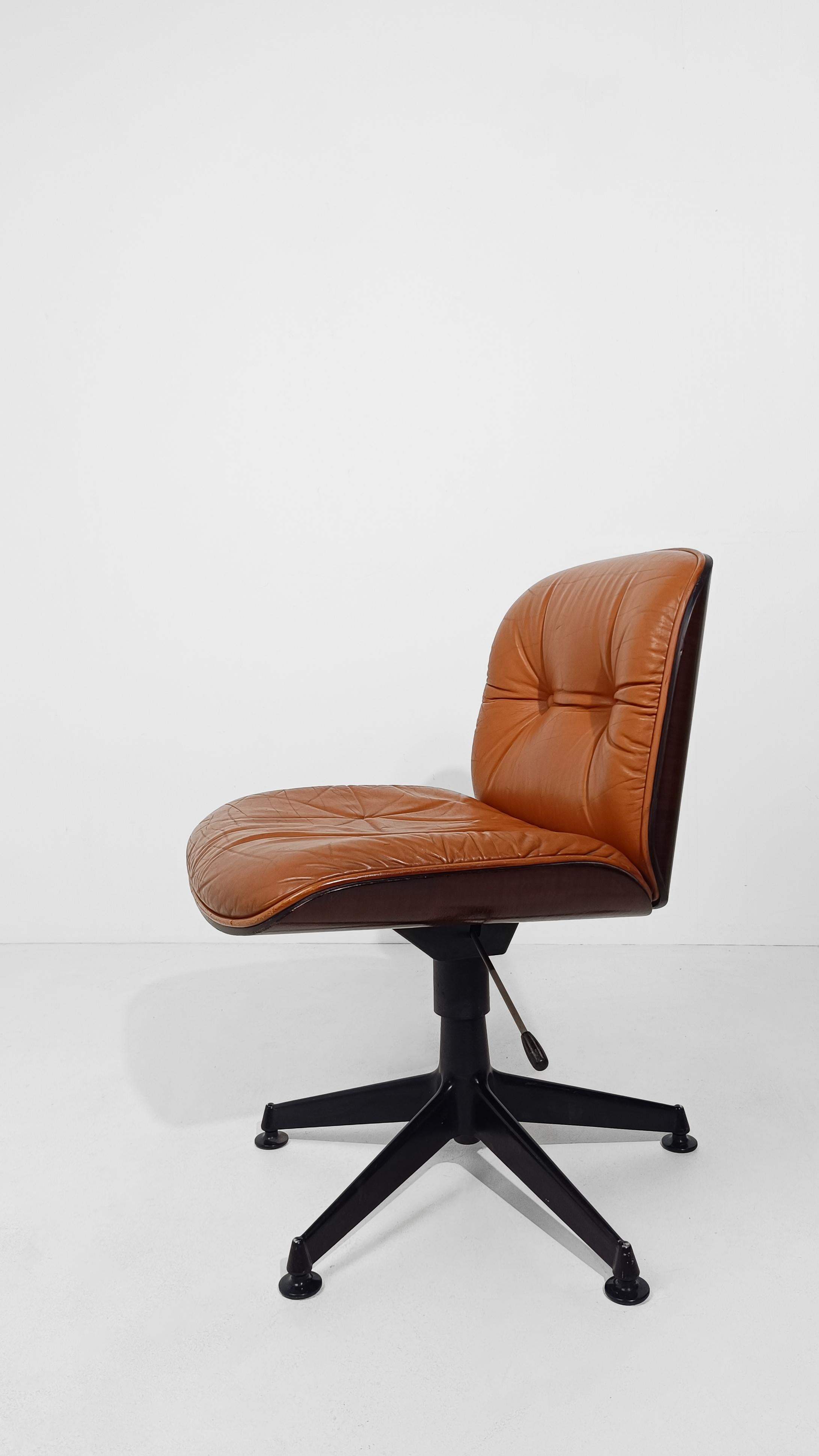 Silla de oficina de cuero coñac y palisandro de Ico Parisi para MIM Roma Italia, años 60 en venta 11