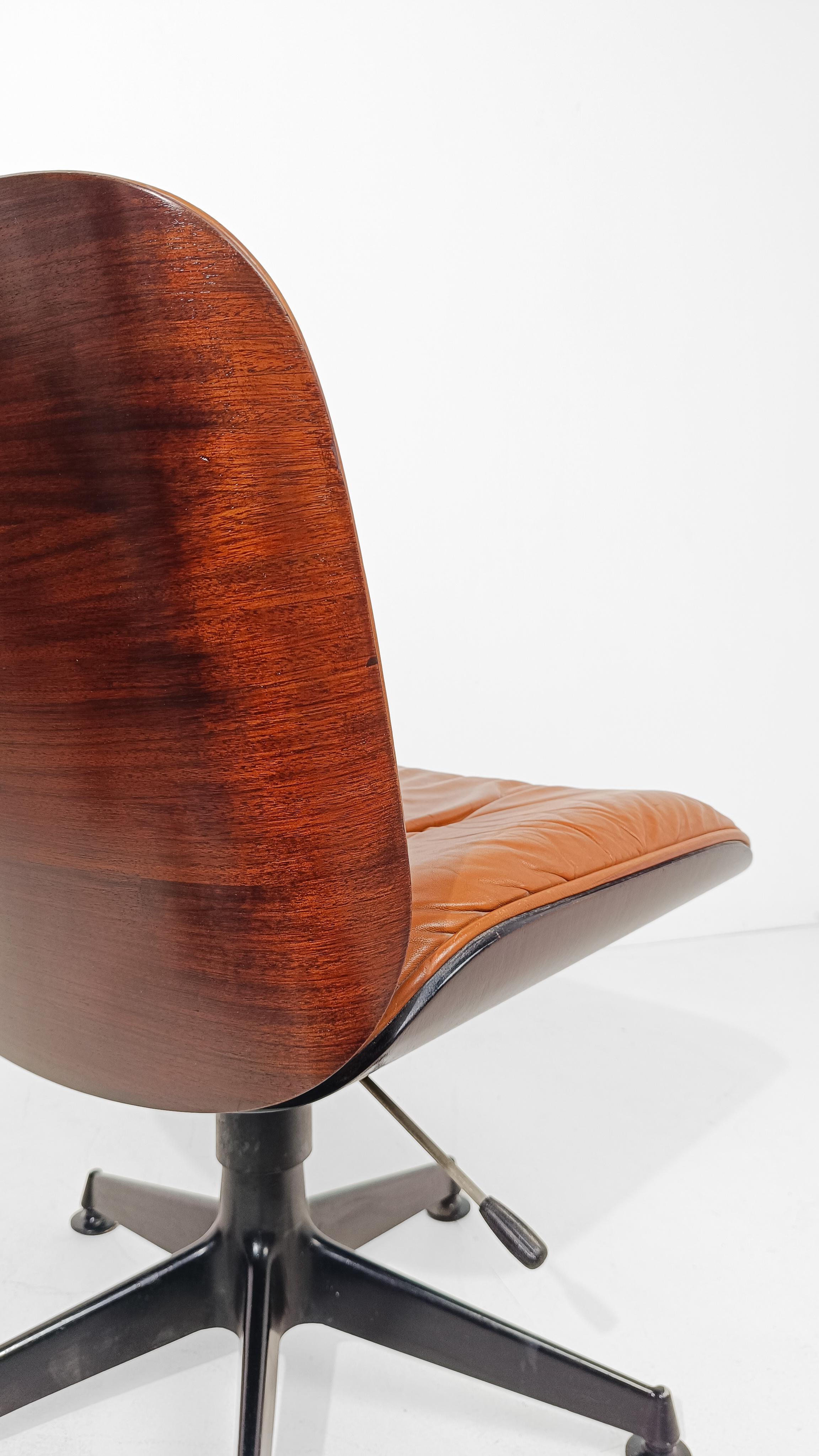 Silla de oficina de cuero coñac y palisandro de Ico Parisi para MIM Roma Italia, años 60 siglo XX en venta
