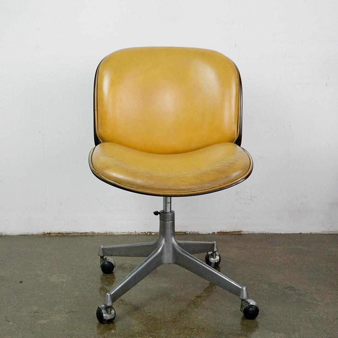 Iconic Italian 1950s swivelling office chair on wheels from the Terni Series designed by Ico Parisi for MIM 1959.
It features a four star cast aluminum base, rosewood veneer and original cognac leather upholstery. MIM Roma Label on the back. The