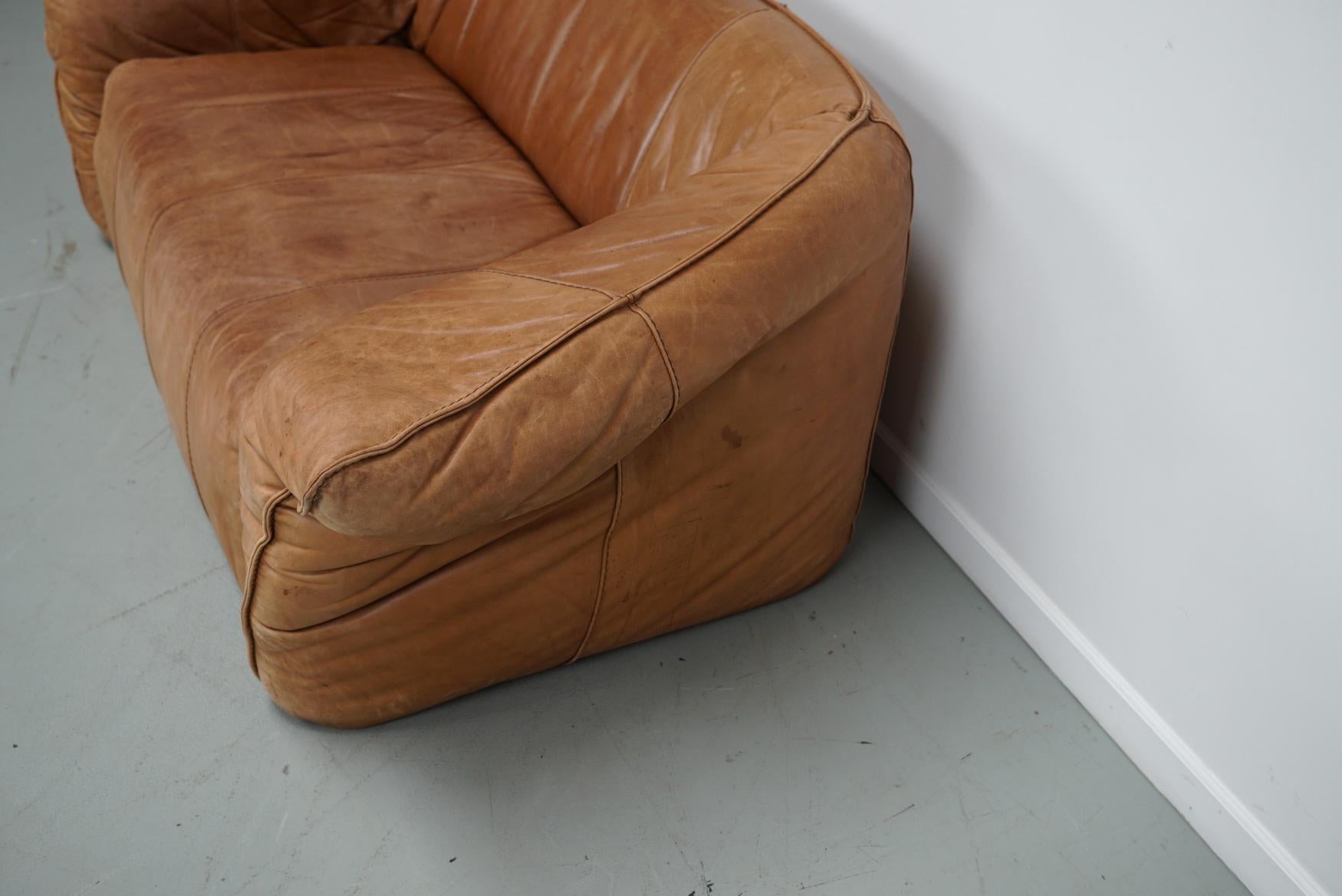 Dieses cognacfarbene Sofa, Modell Andes, wurde von Gerard van den Berg entworfen und von Montis in den 1970er Jahren in den Niederlanden hergestellt. Sie wurde aus dickem Cognacleder gefertigt, das im Laufe der Jahre eine schöne Patina erhalten hat