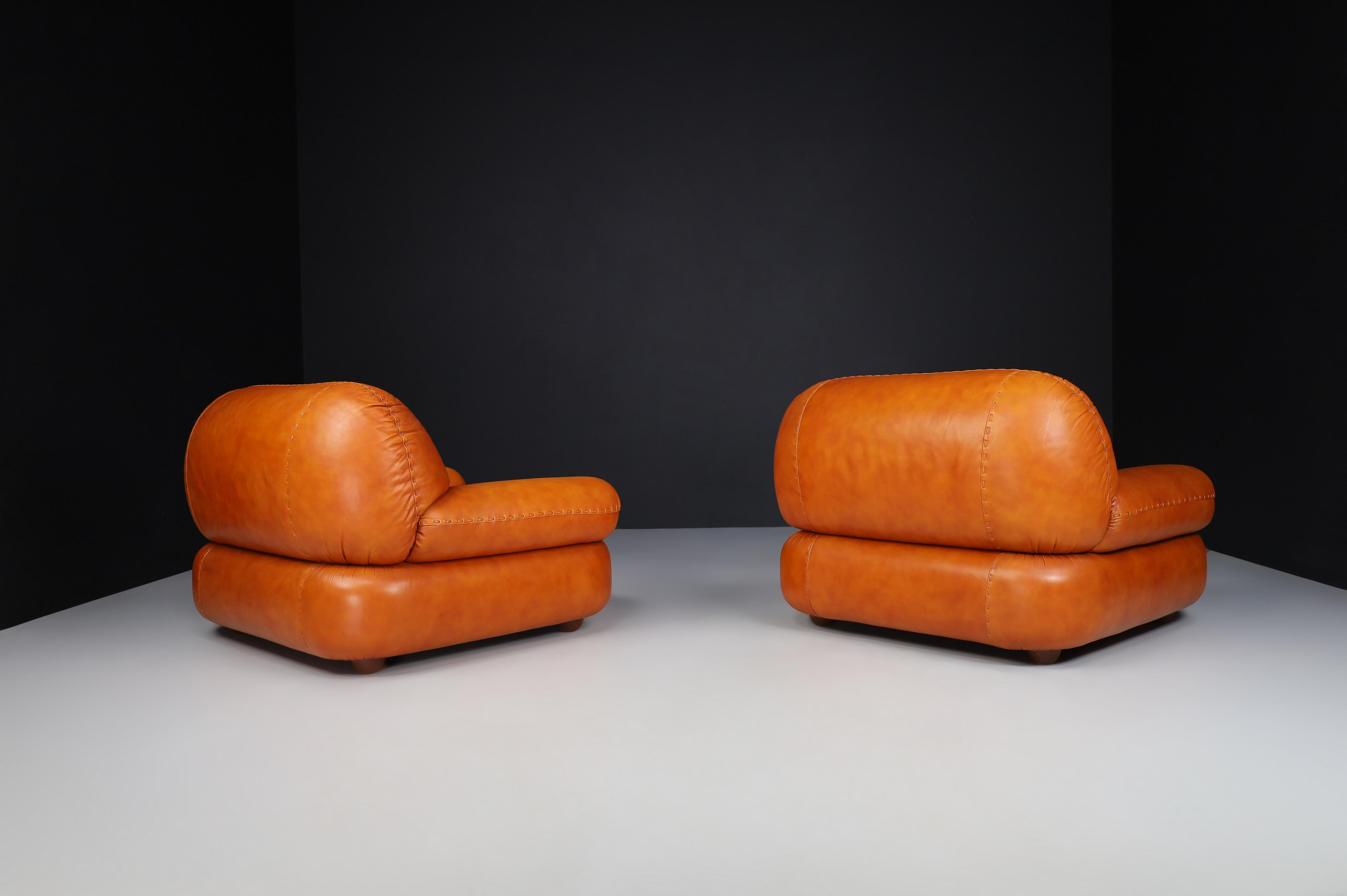 A couple of Lounge chairs in Cognac Leather by Sapporo for Mobil Girgi, Italy 1970

A pair of lounge chairs in cognac leather by Sapporo for Mobil Girgi, Italy, in the 1970s. A couple of big, fluffy, stylish lounge armchairs that feature round