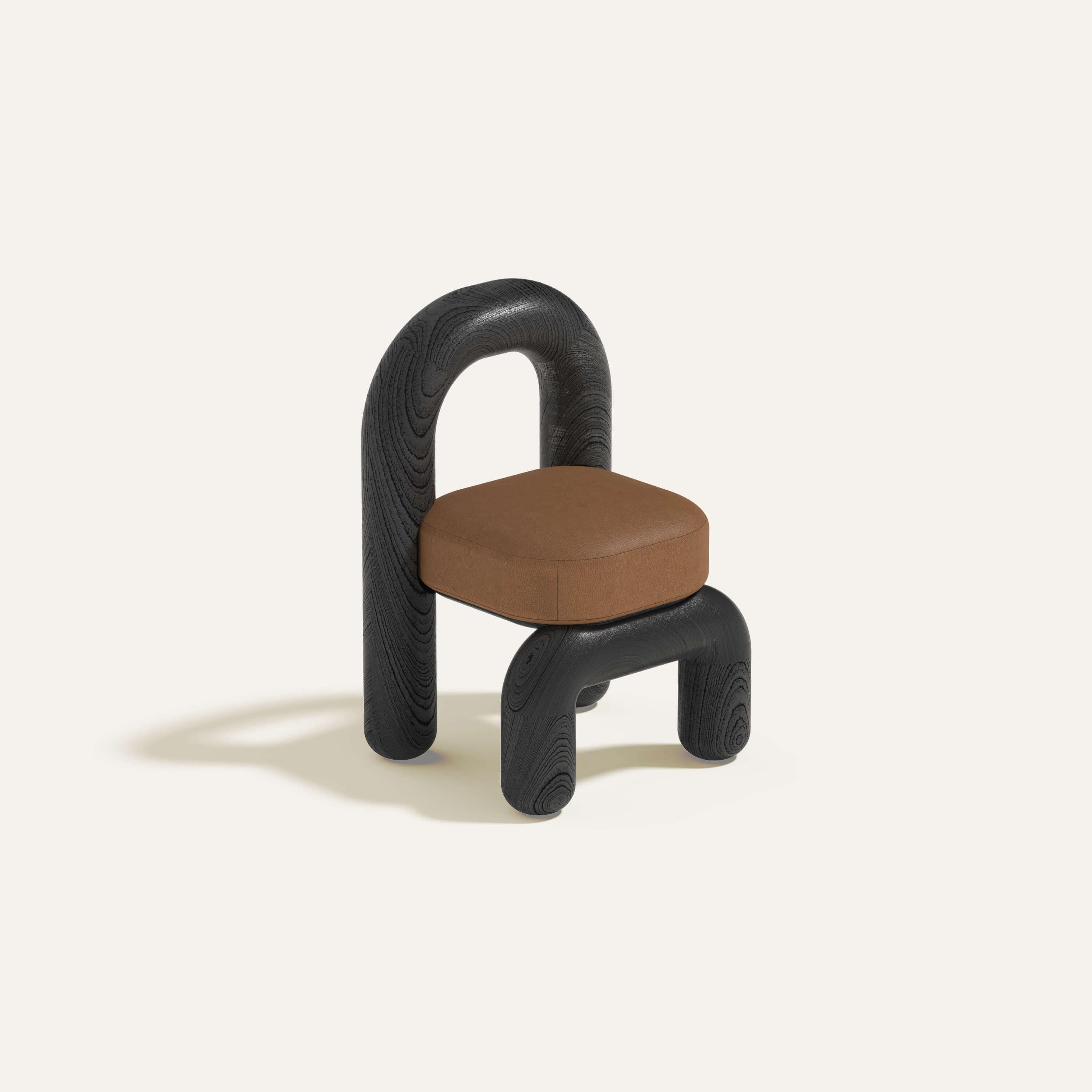 Cognacfarbenes Leder Schwarz Oak Lithic Esszimmerstuhl von Maha Alavi Studio
Abmessungen: B 58 x T 54 x H 86 cm
MATERIALIEN: Eiche massiv.

Maha Alavi ist ein kanadischer Industriedesigner mit Sitz in Tokio. Ihre Praxis zielt darauf ab,