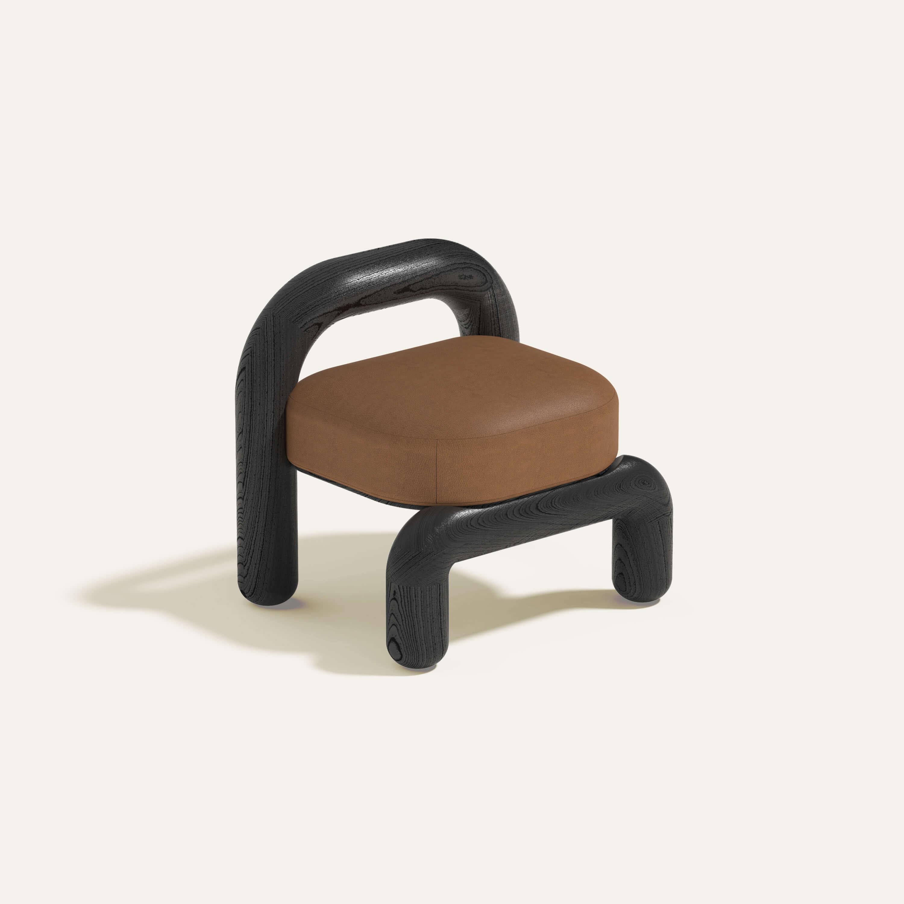 Sedia da salotto Lithic in pelle cognac e quercia nera di Maha Alavi Studio
Dimensioni: L. 74 x P. 59 x H. 71 cm
Materiali: Oak massiccio.

Maha Alavi è una designer industriale canadese con sede a Tokyo. La sua pratica mira a esplorare il contesto
