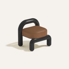 Cognac leder schwarz eiche lithic lounge chair by Maha Alavi Studio