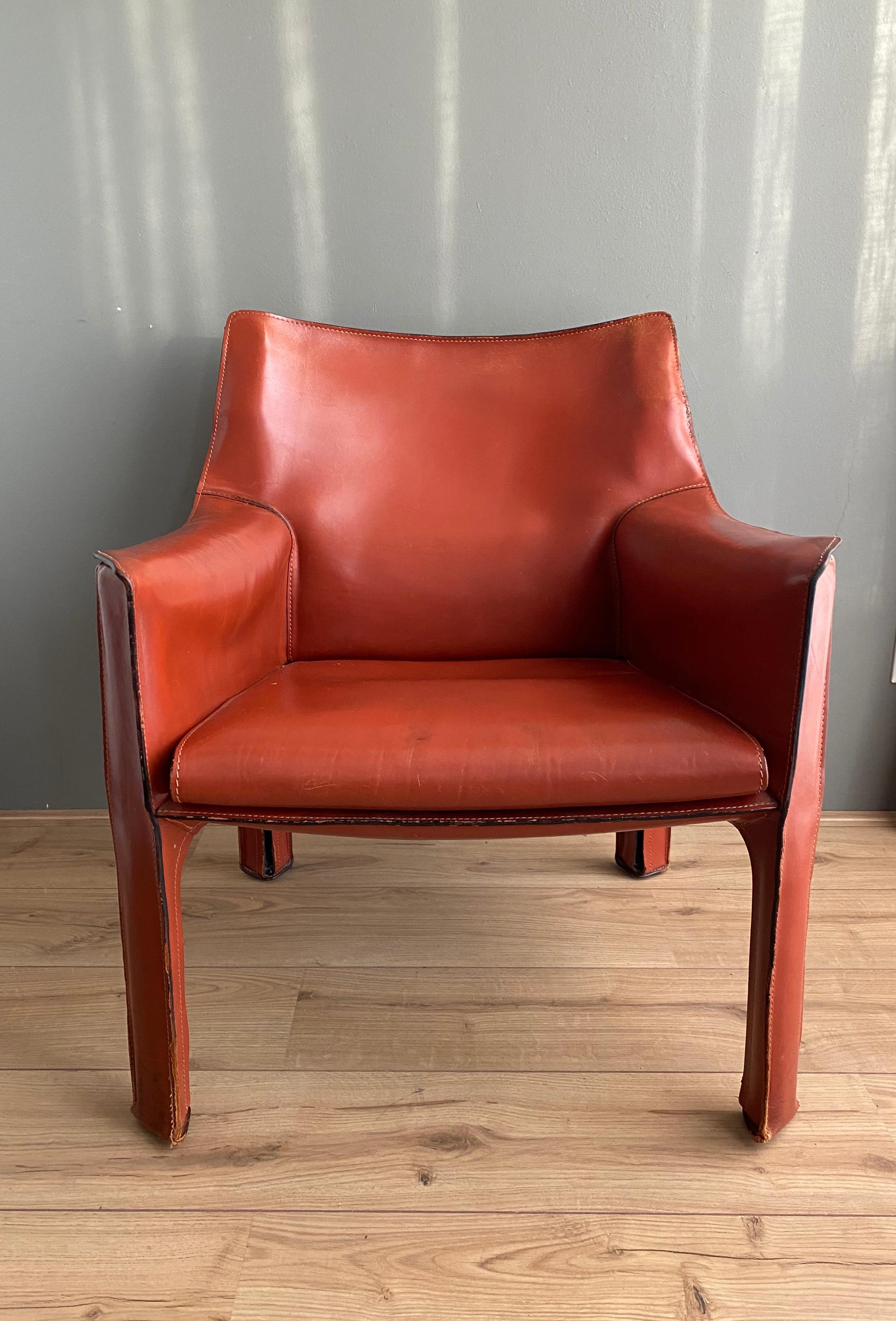 Chaise de salon en cuir italien de couleur cognac ou terre cuite, conçue par Mario Bellini, vers les années 1970. Le revêtement en cuir épais recouvre une base en métal. Chaque jambe est munie d'une fermeture éclair. Sur le côté supérieur de la