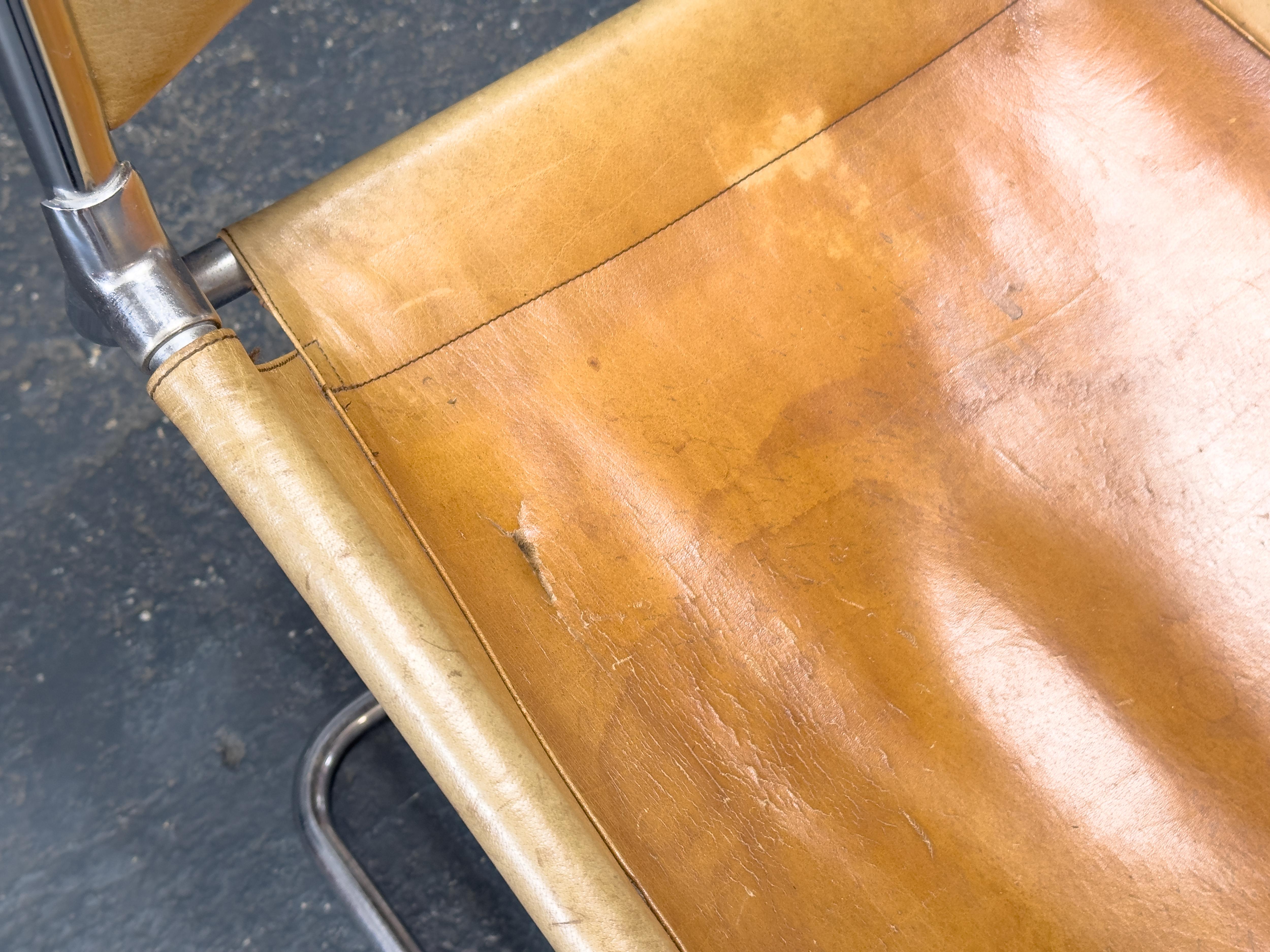 Sillón tubular de cuero coñac y cromo en venta 5