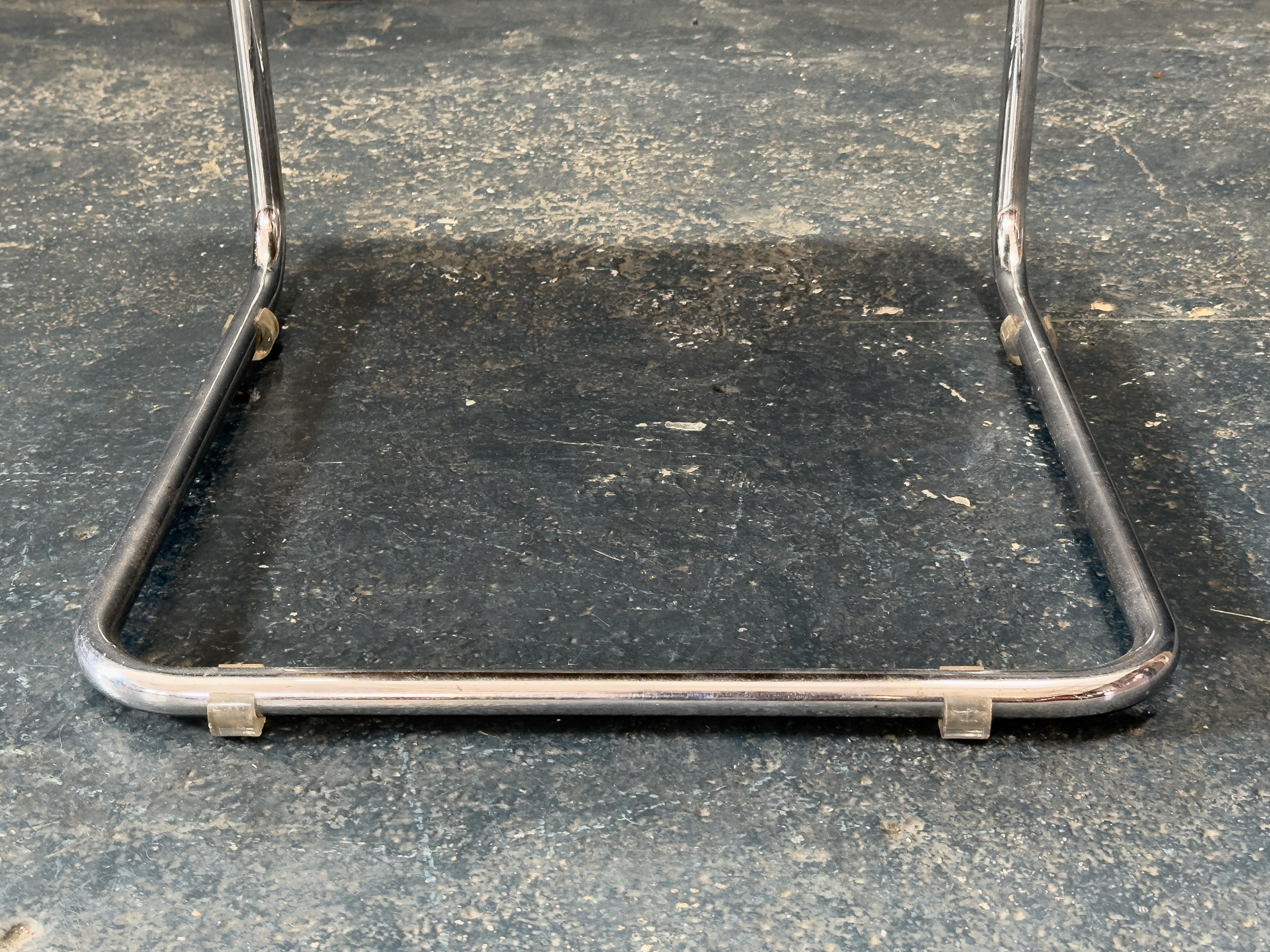 Sillón tubular de cuero coñac y cromo en venta 1