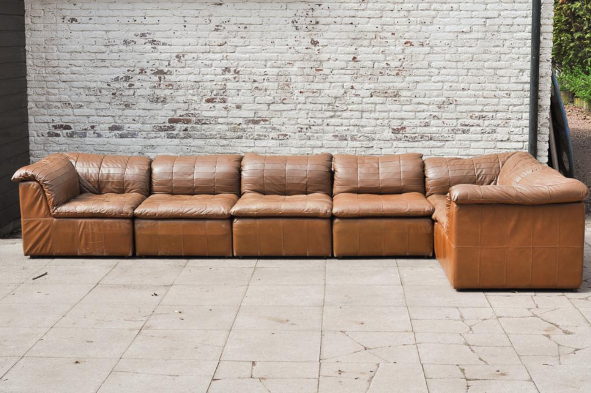 Cognac Leather “De Sede Style” Patchwork Element Sofa attrb. Laauser, Germany 1970’s

A beautiful modular leather sofa with a a lot of resemblances to De Sede. We think it is made by German manufacturer Laauser.

In good condition, some traces