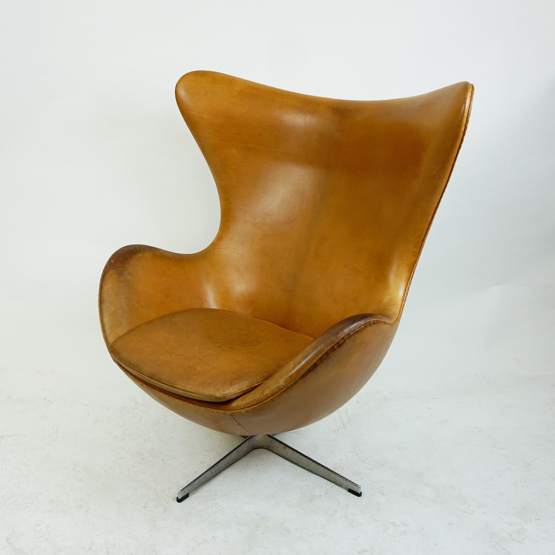 Mid-20th Century Cognac Leather Egg Chair, Mod. 3317 by Arne Jacobsen for Fritz Hansen