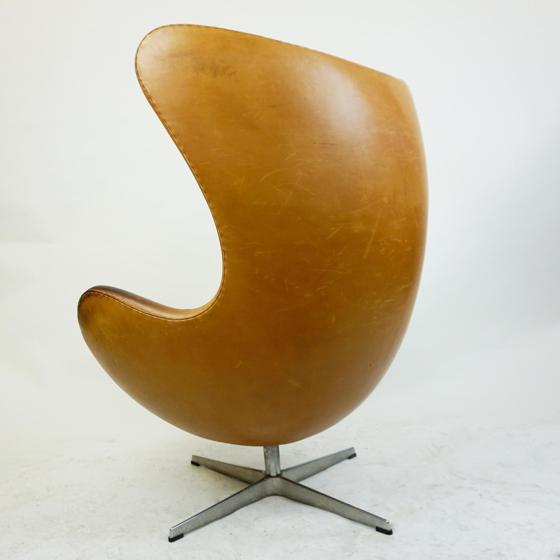 Sedia Egg in pelle cognac, Mod. 3317 di Arne Jacobsen per Fritz Hansen in vendita 2