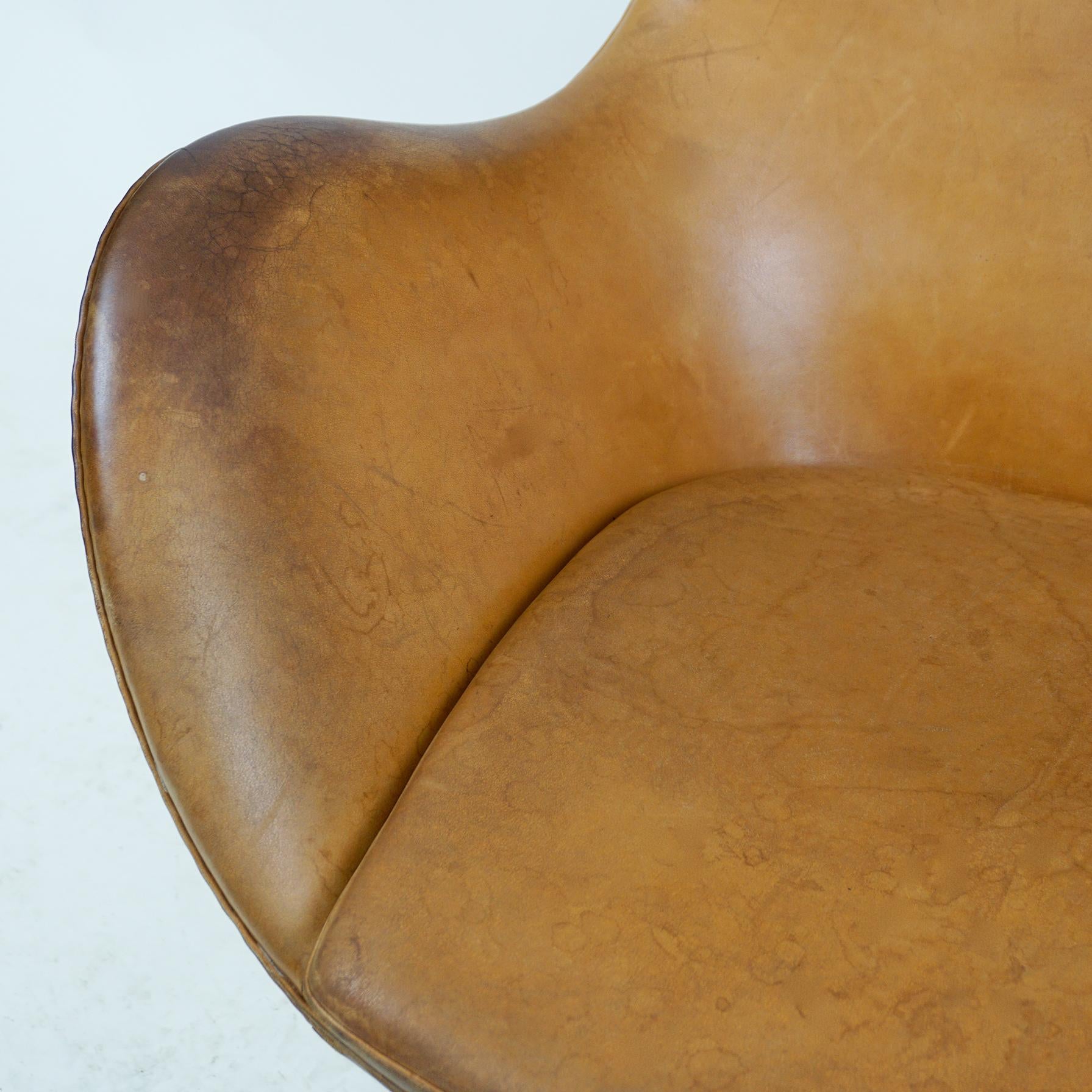 Cognac Leather Egg Chair, Mod. 3317 by Arne Jacobsen for Fritz Hansen 1