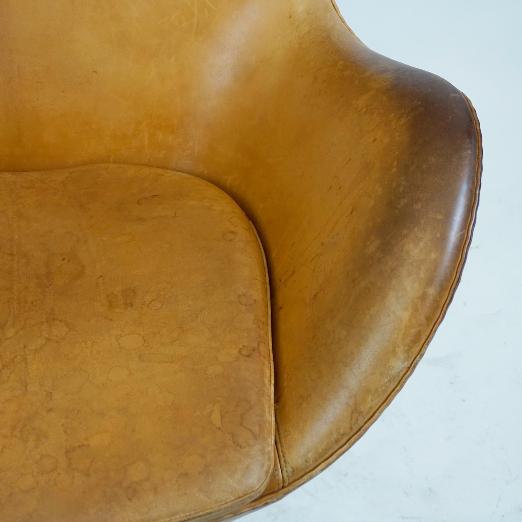 Cognac Leather Egg Chair, Mod. 3317 by Arne Jacobsen for Fritz Hansen 2