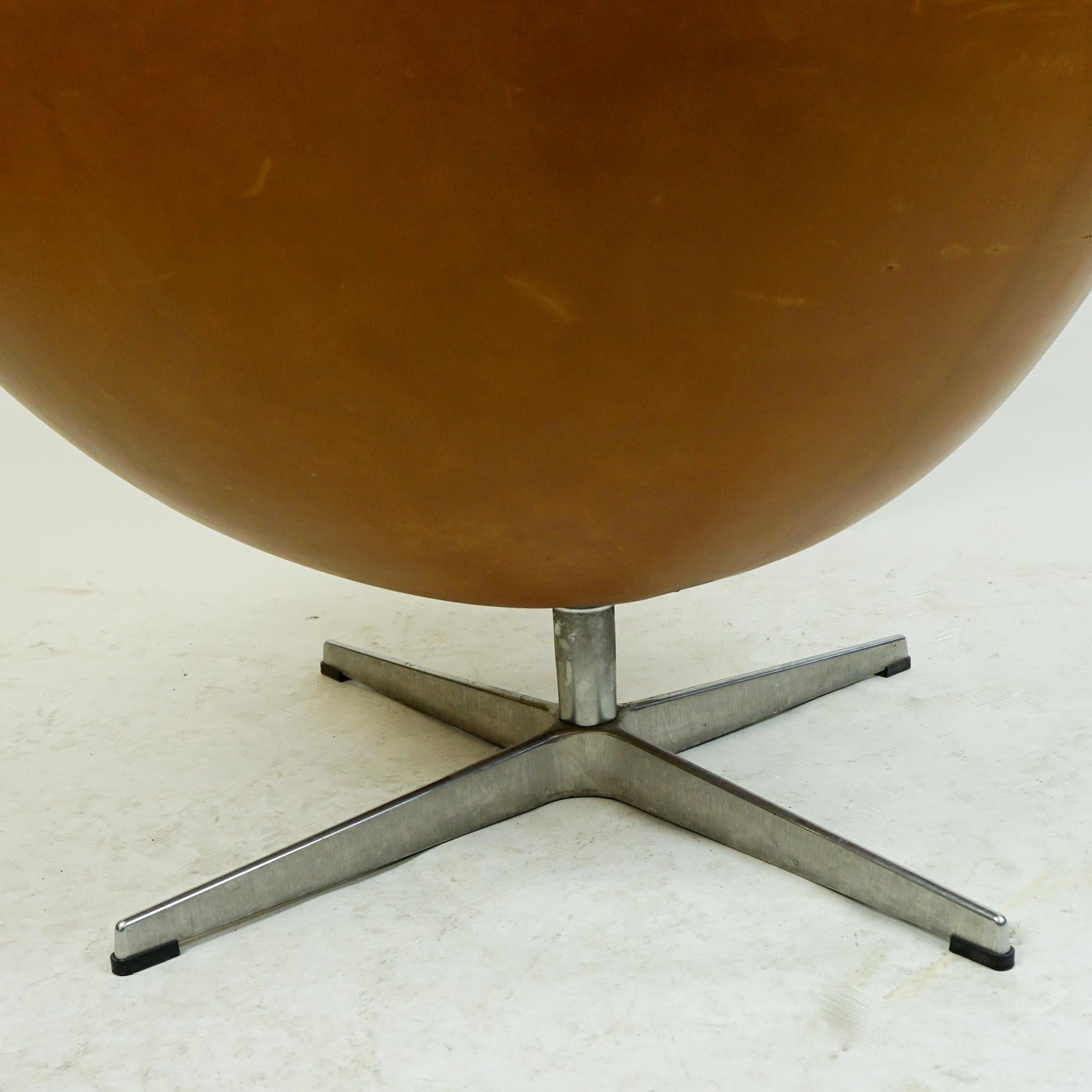 Sedia Egg in pelle cognac, Mod. 3317 di Arne Jacobsen per Fritz Hansen in vendita 4